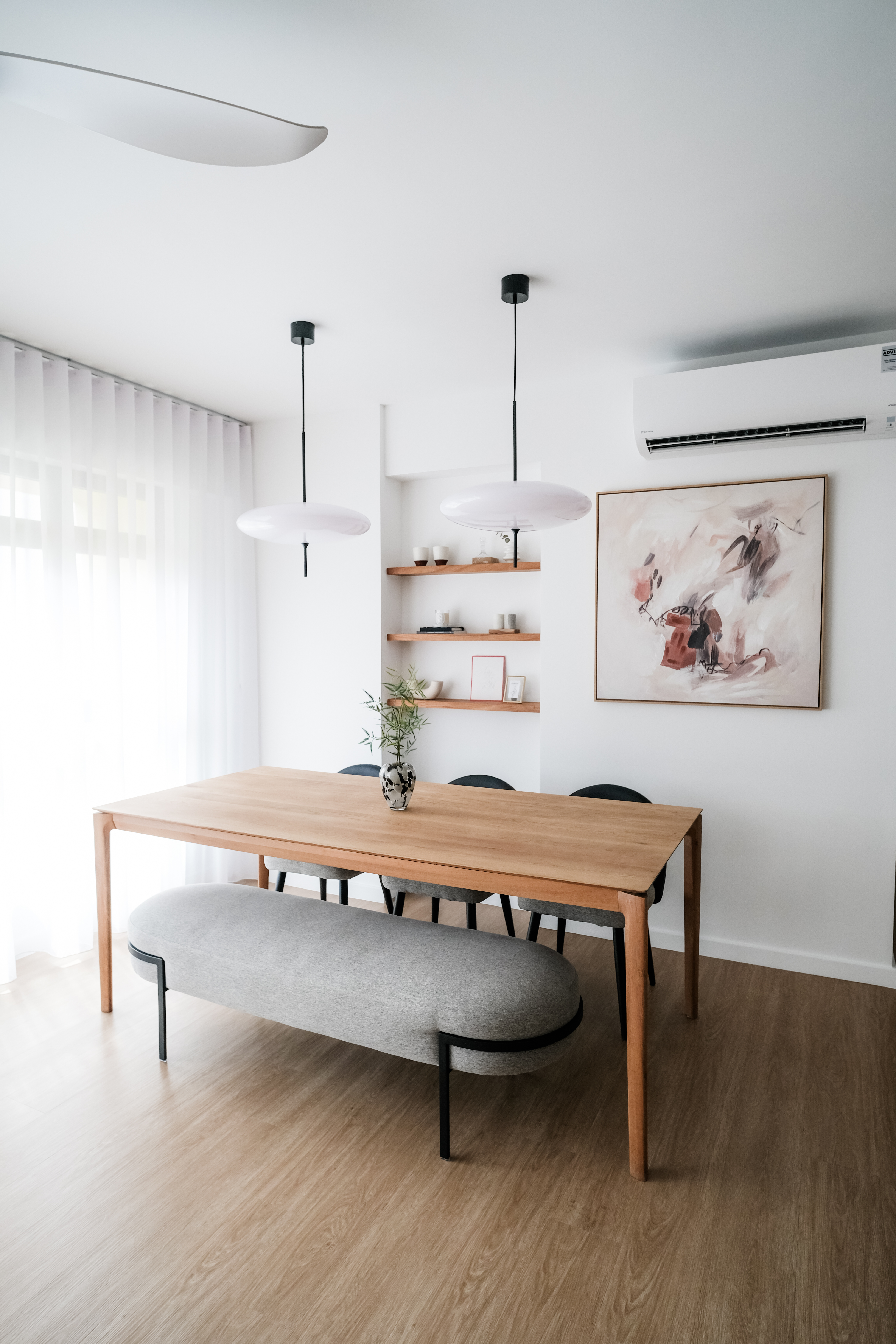 Cozy-Modern-Dining-Room:-The-Heart-of-Our-Family's-Quality-Time