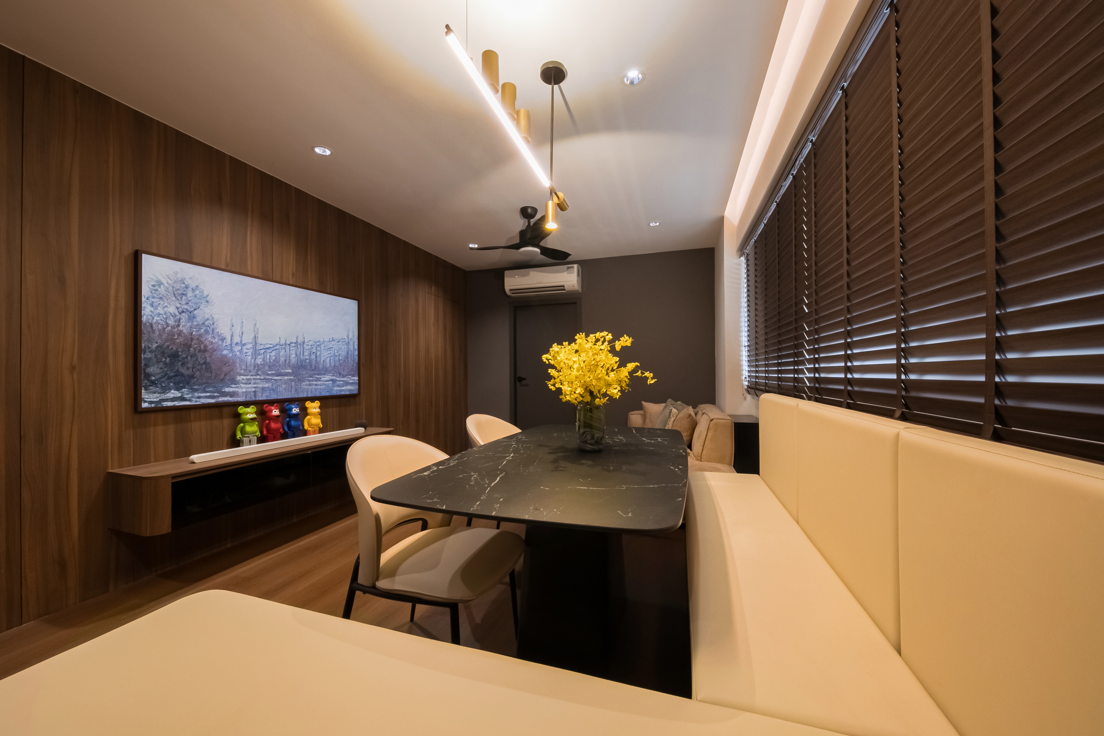 Cozy-Dining-Area---with-Hidden-Storage!