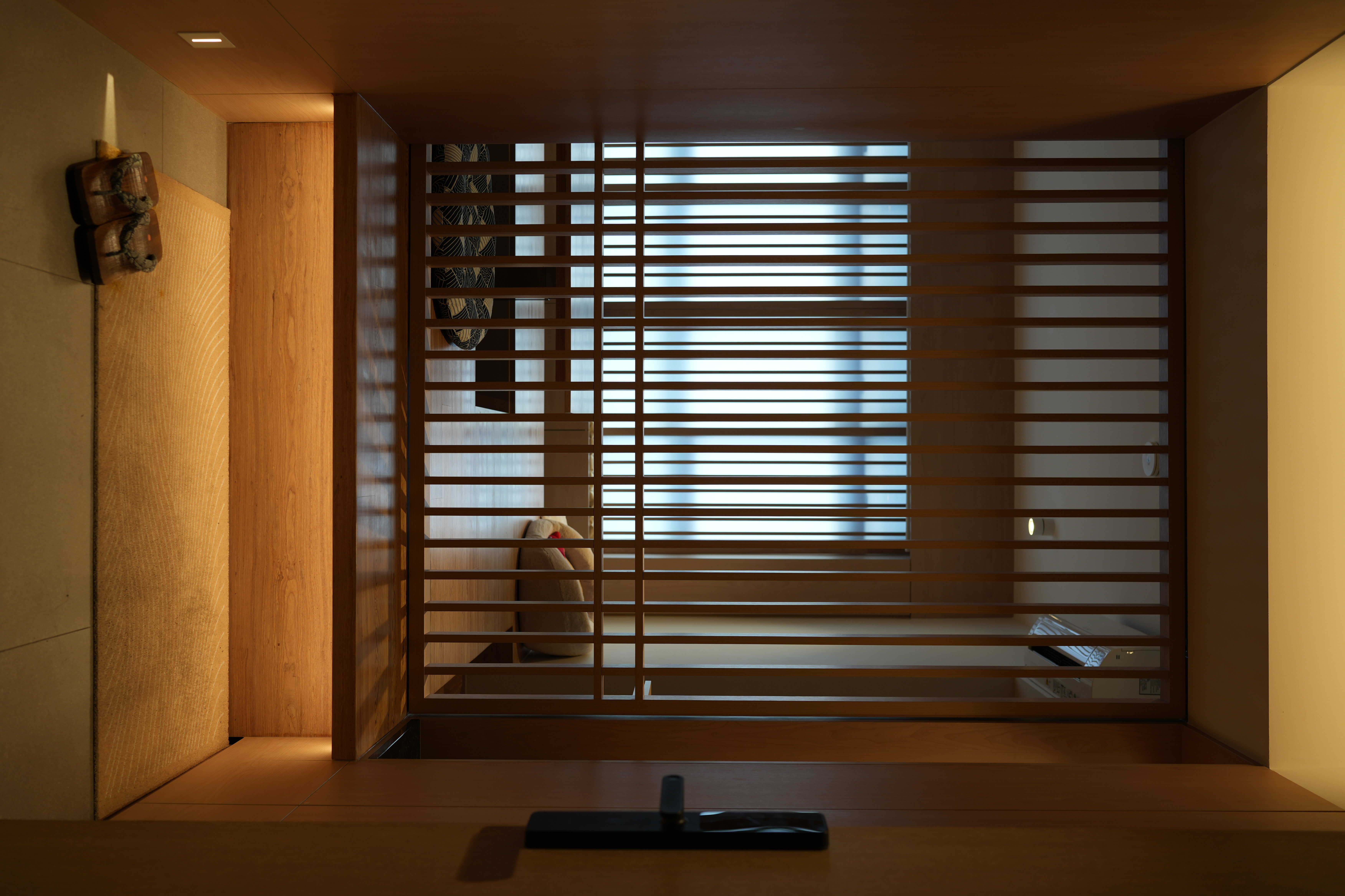 Choosing an ID is as important as choosing your home - Wooden interior, slatted blinds, soft lighting, minimalist design