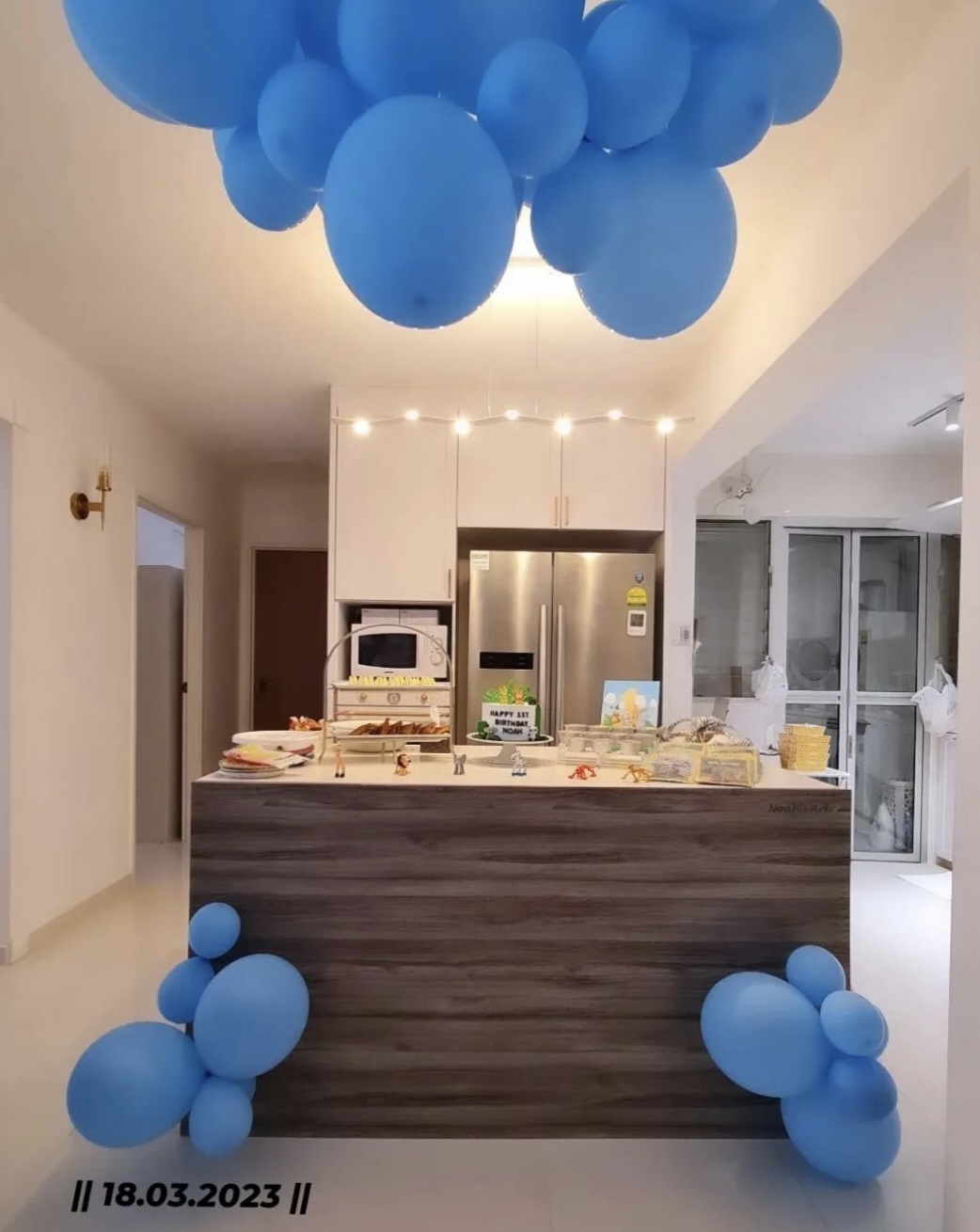 Hosting tips by punggoHField - Blue balloons adorn the kitchen island, creating a festive atmosphere., Modern kitchen