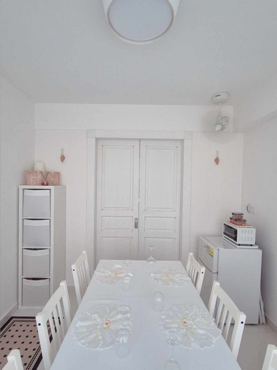 Hosting tips by punggoHField - White dining room, minimalist decor, white tablecloth, elegant table setting, modern kitchen