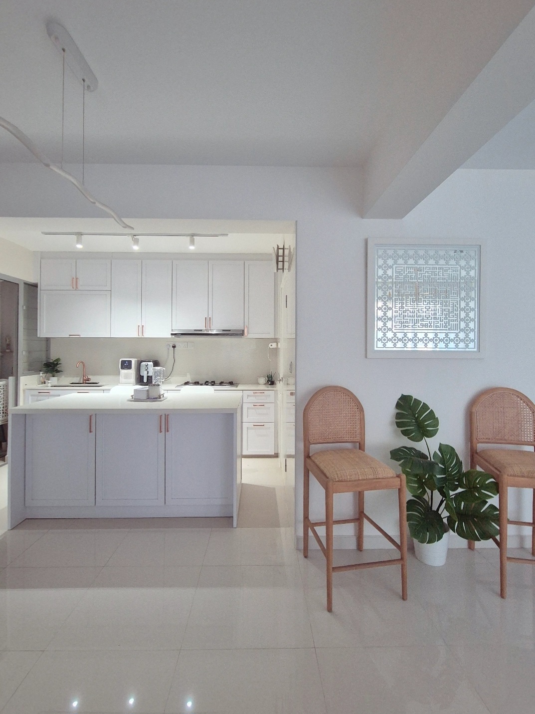 Hosting tips by punggoHField - White kitchen with modern design, minimalist cabinets, sleek countertops, integrated