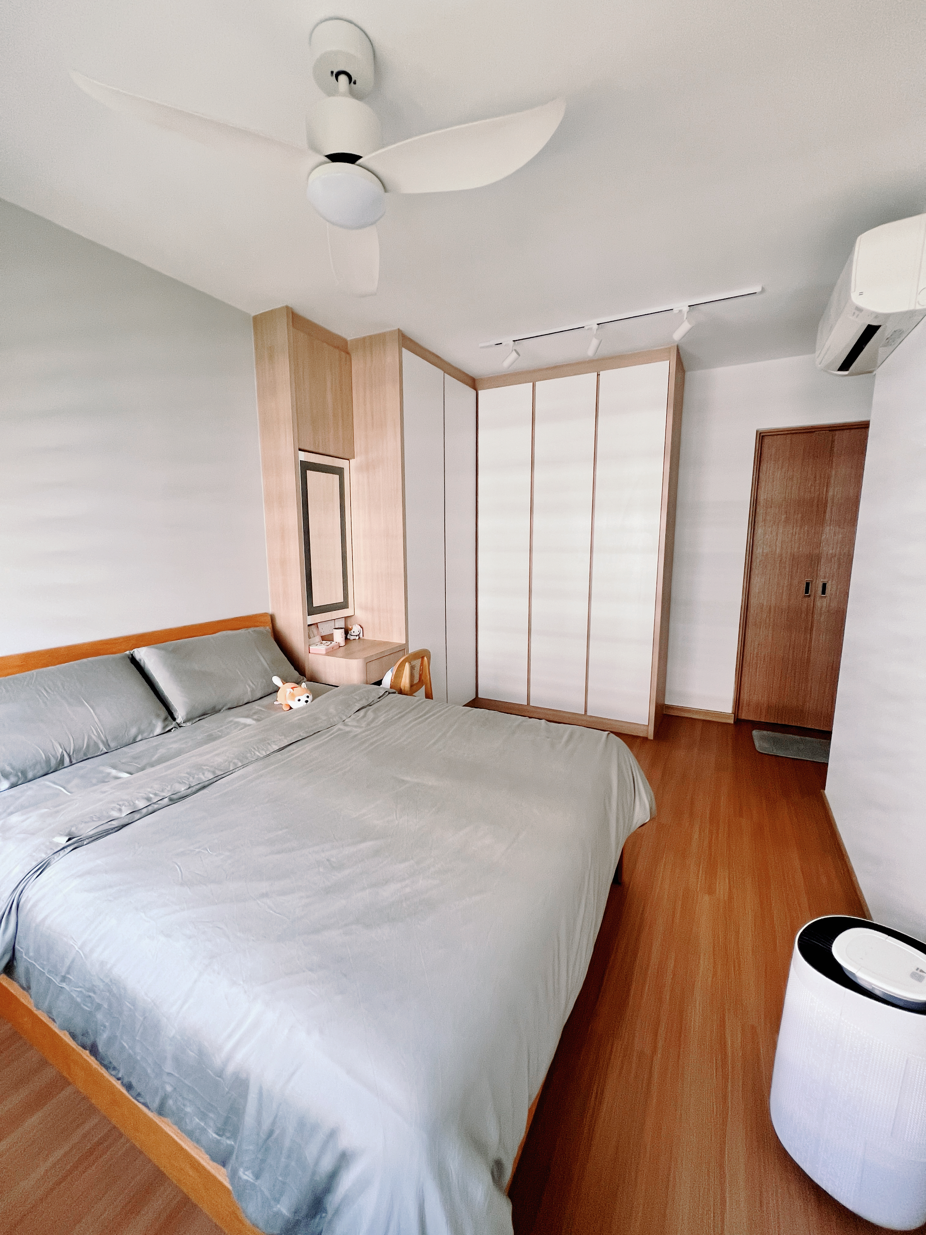 Snoozing off in our comfort Scandinavian bedroom  - Modern bedroom with wooden accents, large bed with gray bedding, wooden