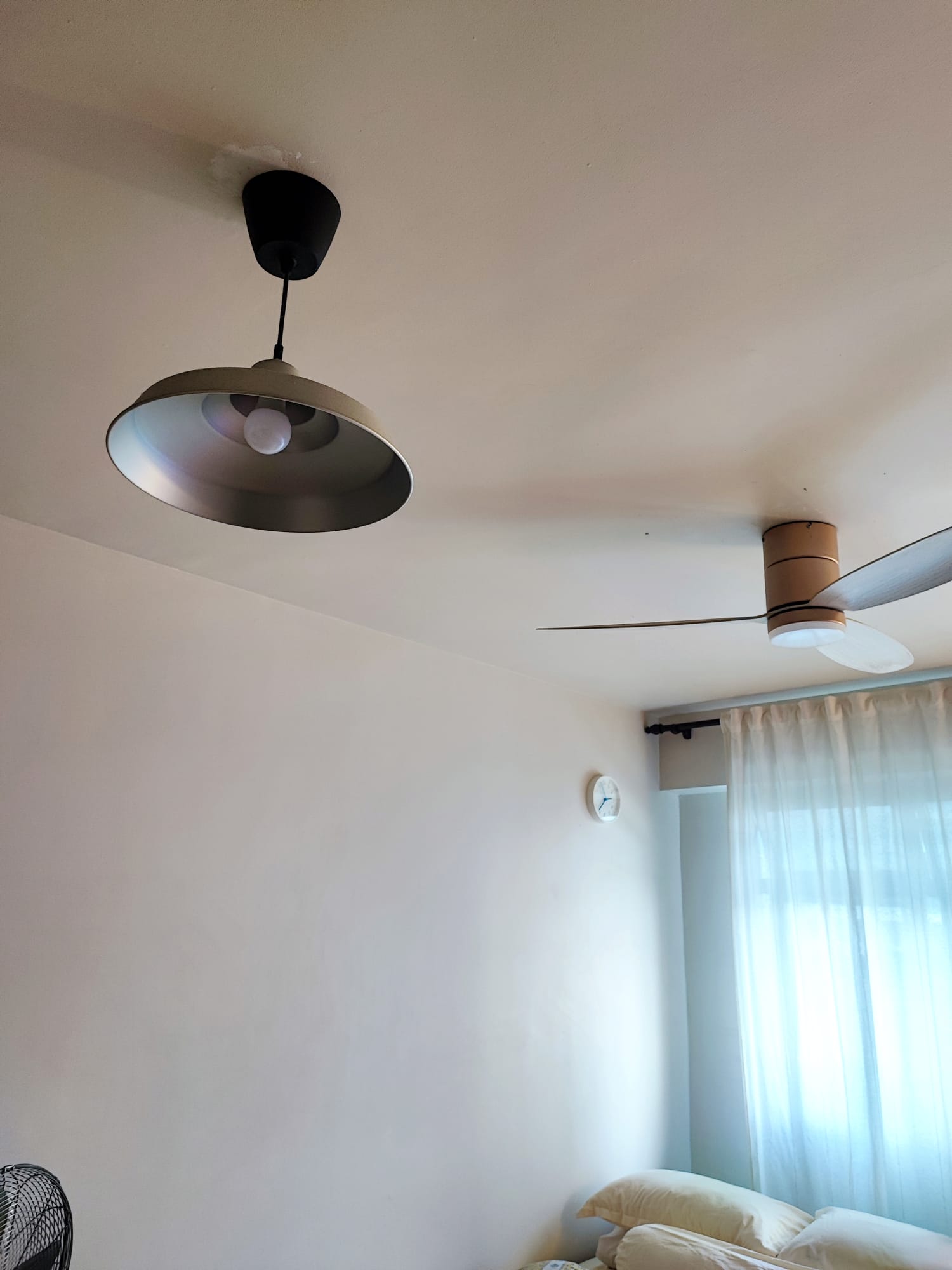 Maximizing flexibility: Minimal cosy bedroom with no built-ins - Modern minimalist bedroom, white walls, ceiling fan, pendant