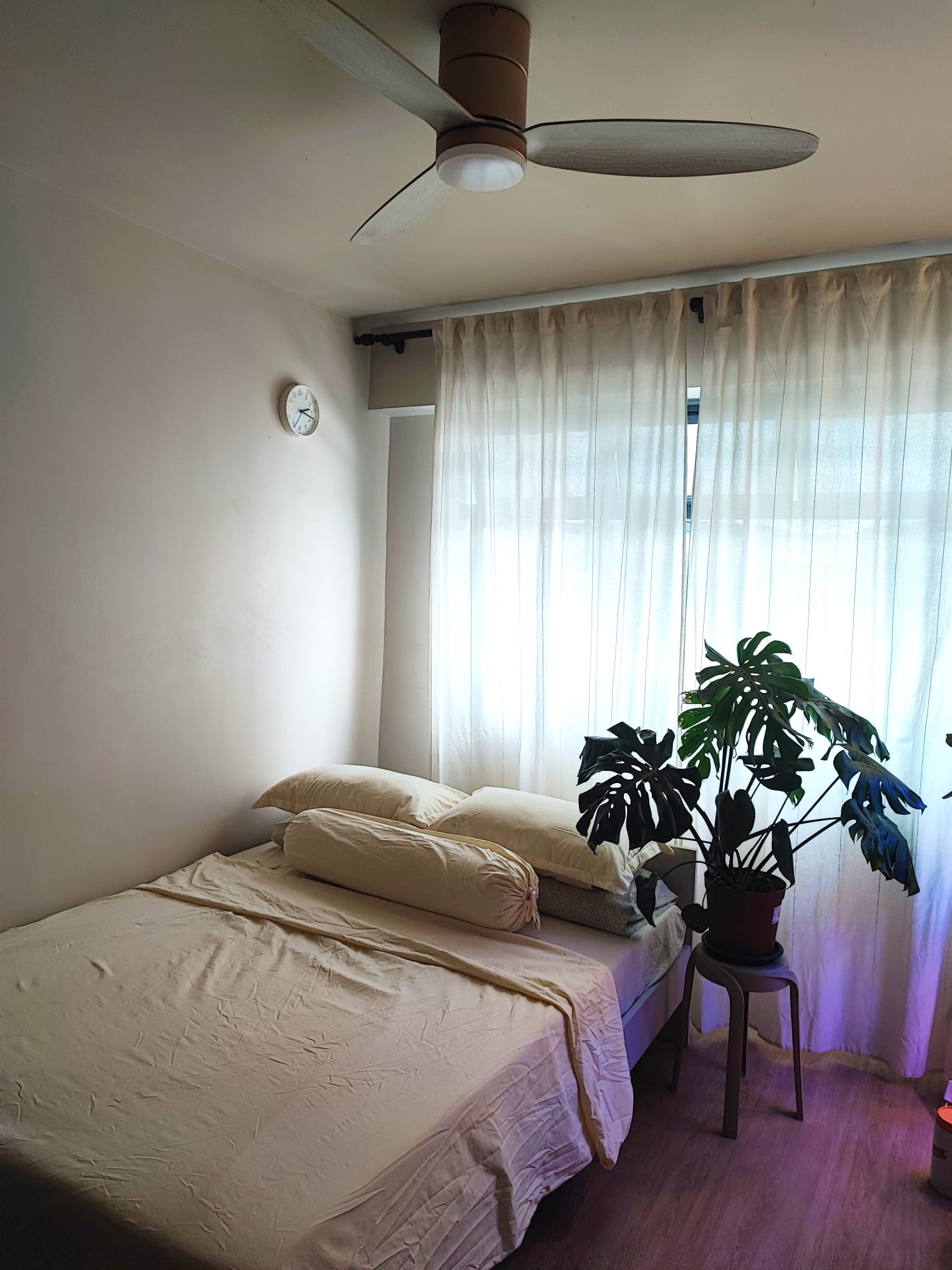 Maximizing-flexibility:-Minimal-cosy-bedroom-with-no-built-ins