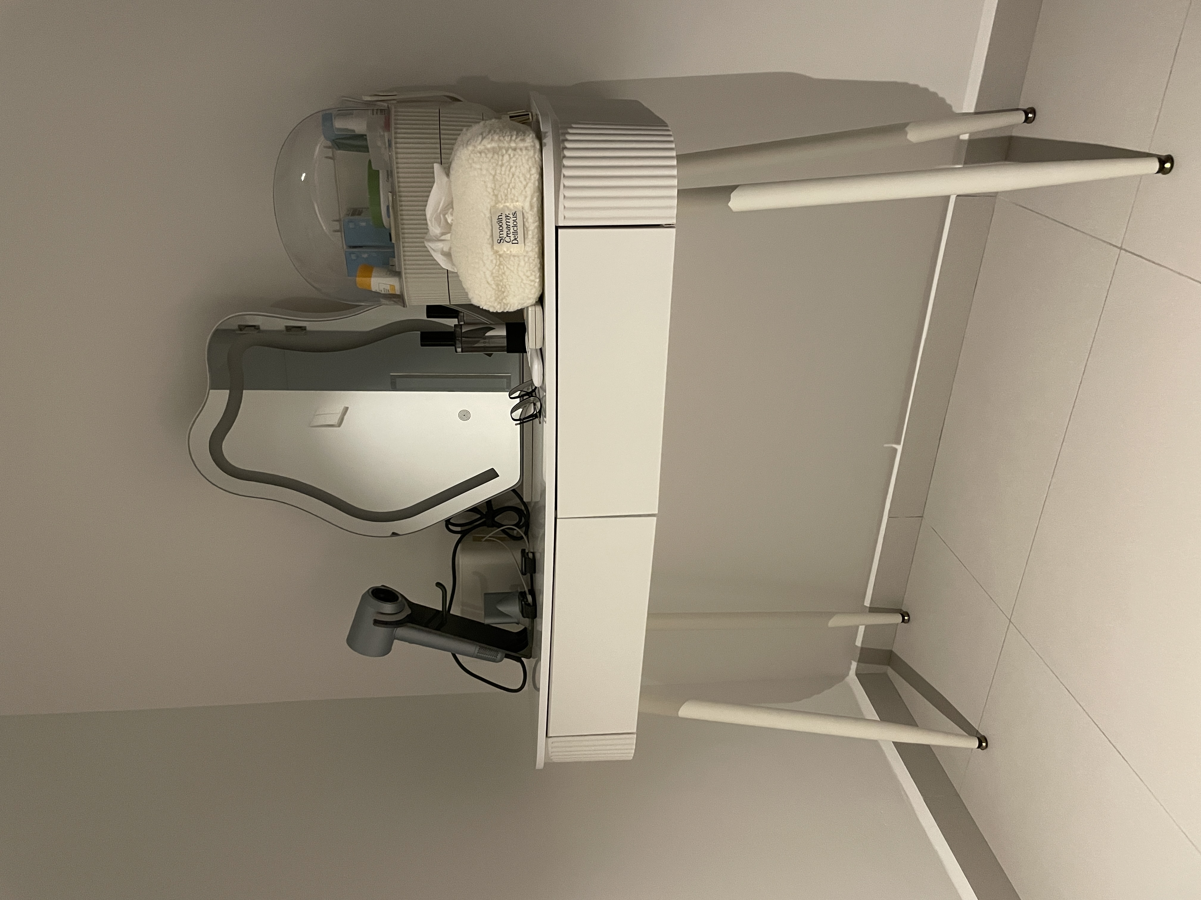 A-Bedroom-Haven:-Curved-Platform-Bed-with-Plenty-Wardrobe-Spaces-