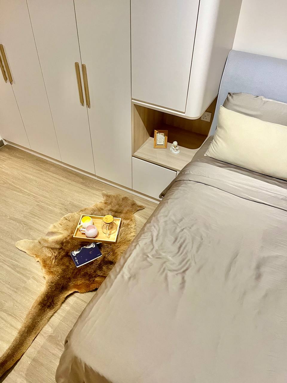 Master-Bedroom:-Going-Basic-with-a-Near-Monochromatic-Look