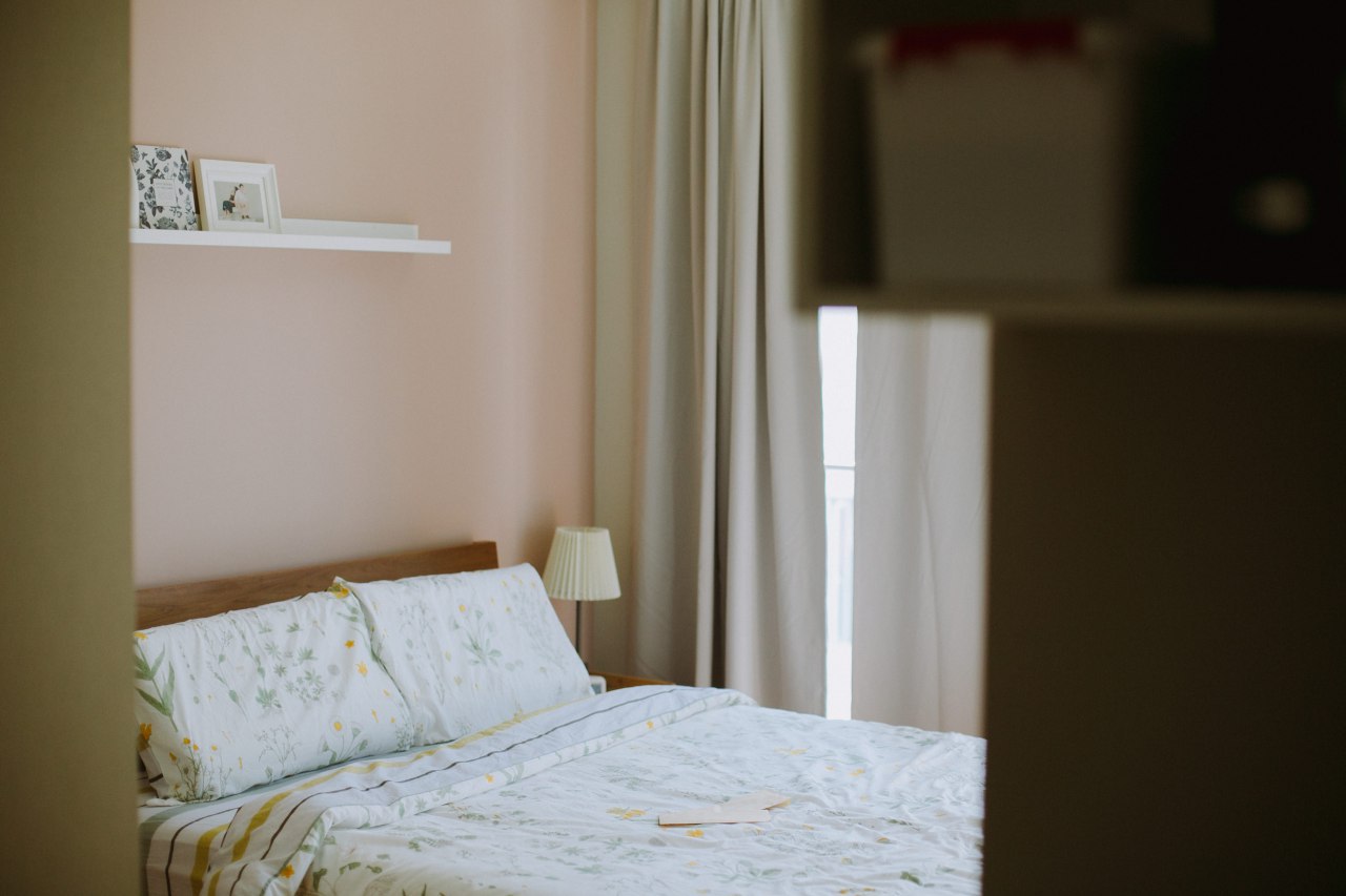 Our bedroom with a kitchenette: Transformation from 2 to 2+1 to 3-in-1 - Floral-patterned bedspread, light beige walls, cozy