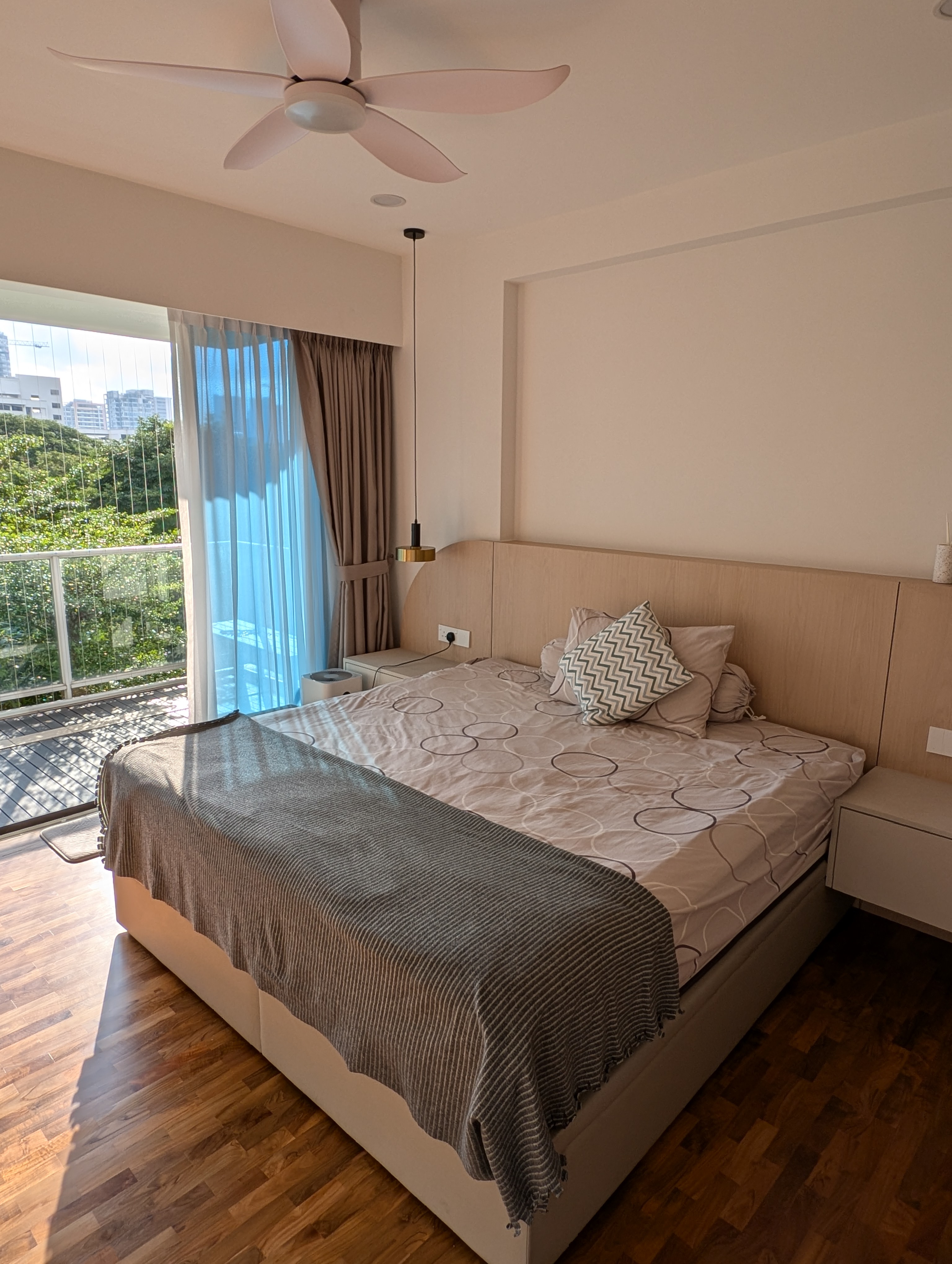 Spending the night with some curves 🍑 - Modern bedroom with large bed, beige walls, wooden flooring, ceiling fan, light blue