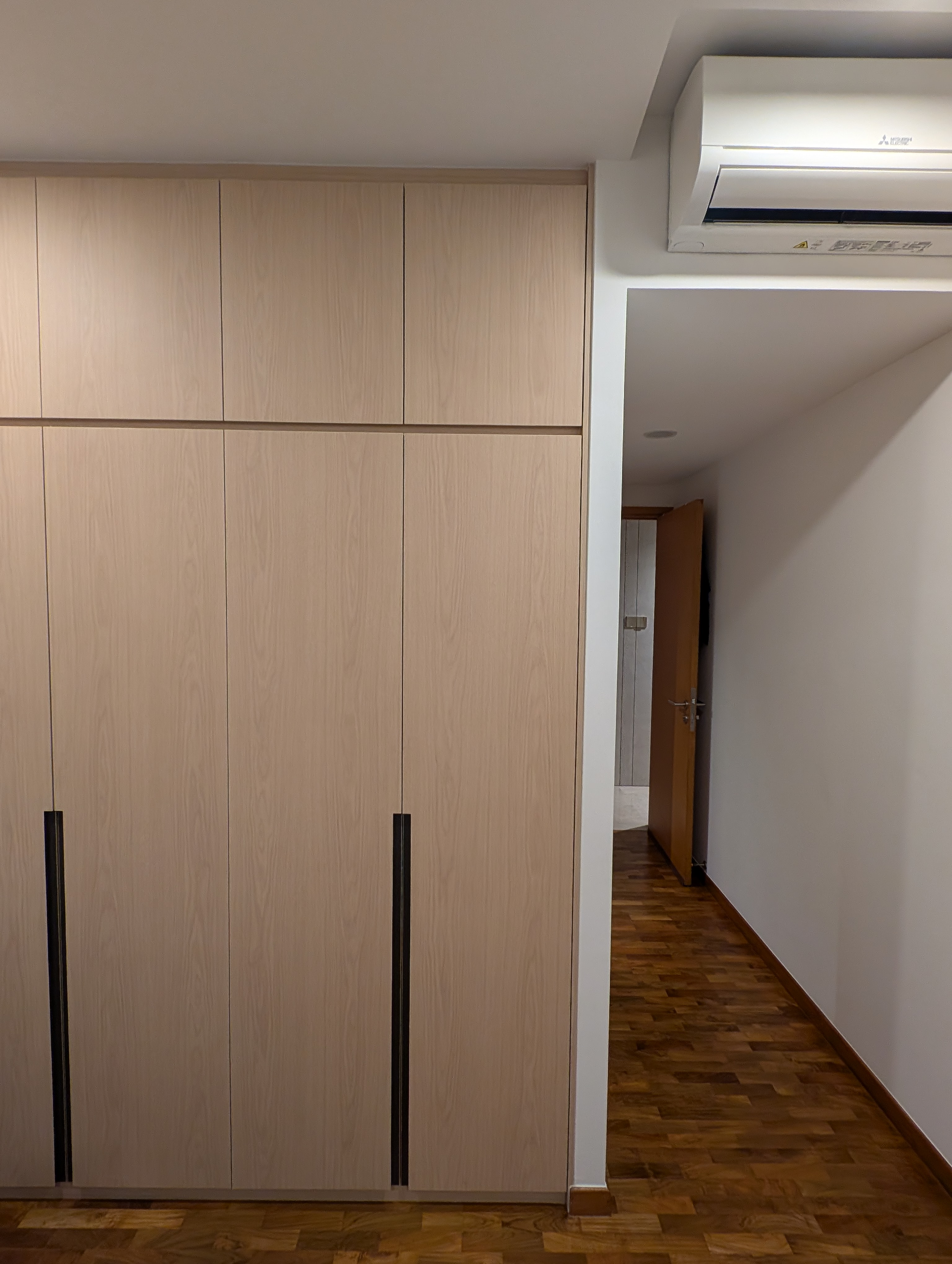 Spending the night with some curves 🍑 - Wooden wardrobe, light wood finish, vertical handles, modern design, sliding doors