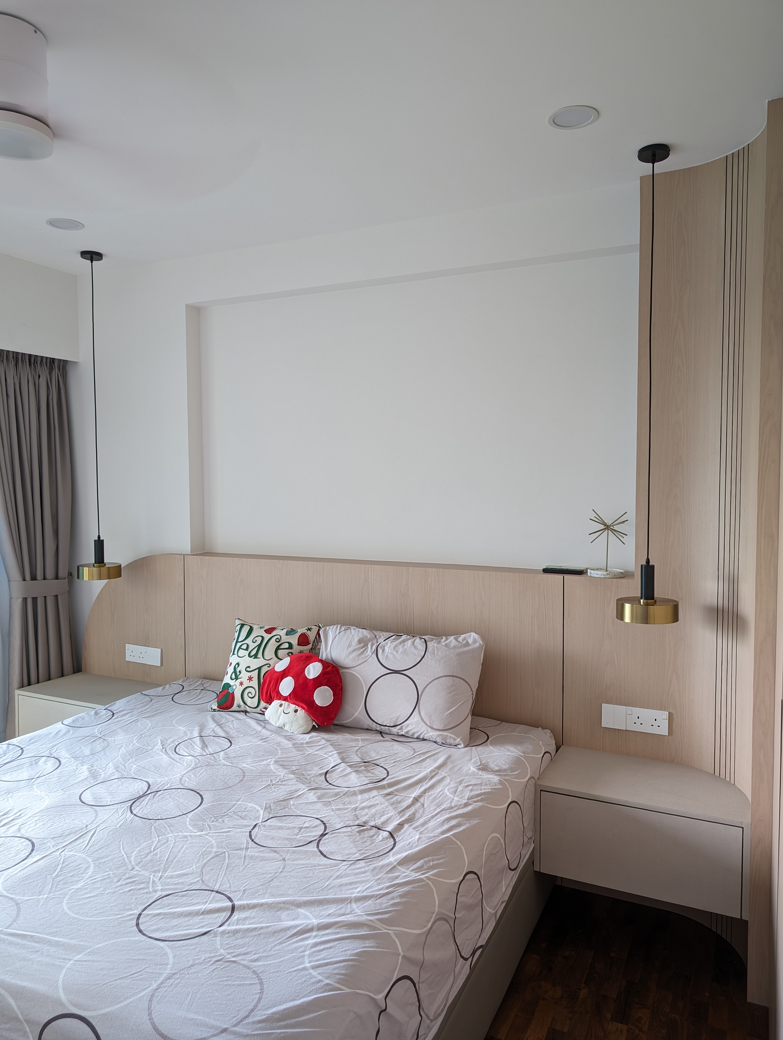 Spending the night with some curves 🍑 - Modern bedroom interior, minimalist design, white ceiling, recessed lighting, wooden