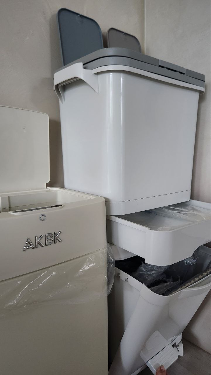 Home Style - Entryway based on wabi sabi vibes - White multi-functional toilet, compact design, built-in storage, beige