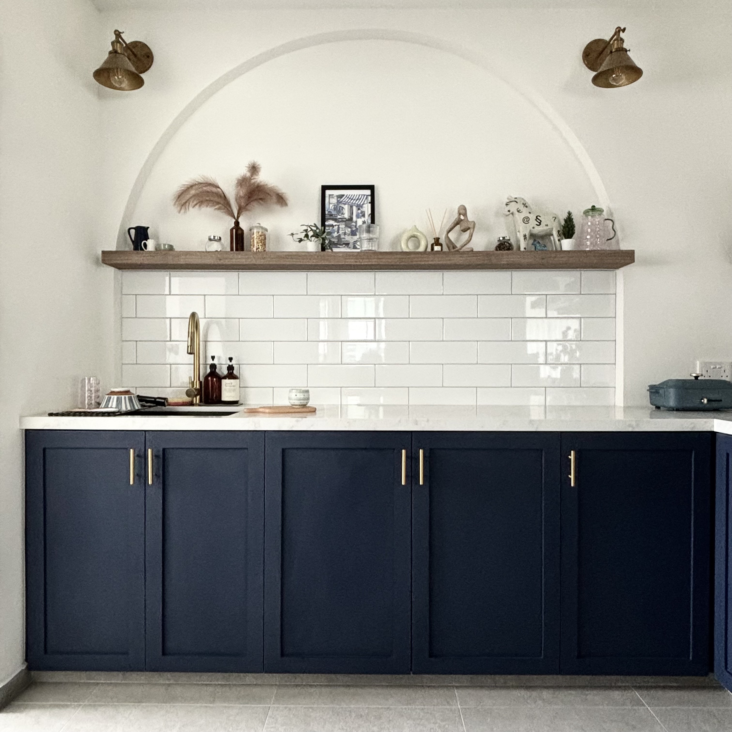 Home decor ideas - we change them from time to time! - Dark navy blue kitchen cabinets with gold handles, white marble