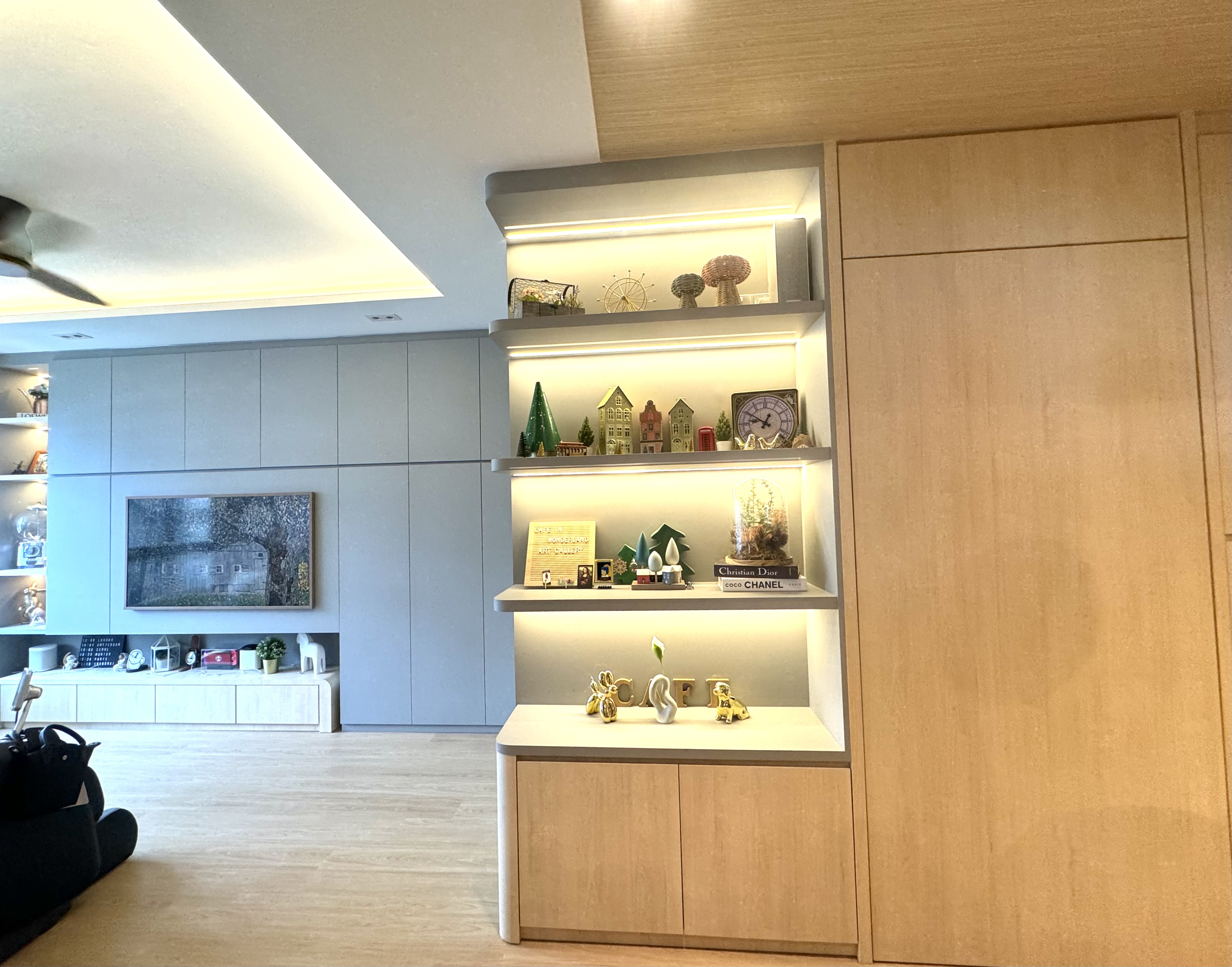 Lights, Cameras, Flash: Warm Lights All The Way in a 4Room BTO - Modern minimalist interior, light wood cabinets, sleek