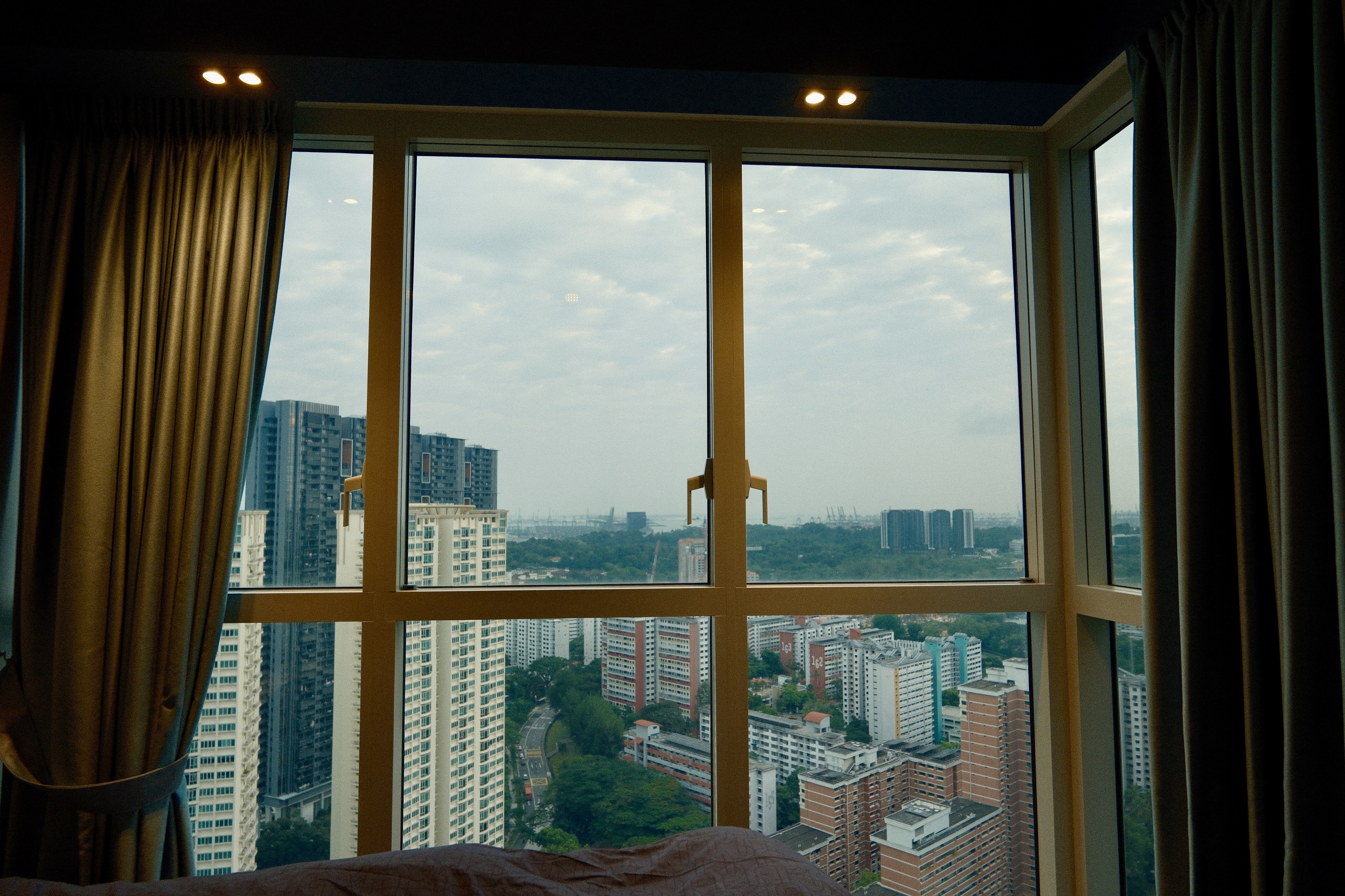 A-Modern-and-Cosy-Retreat-into-the-Master-Bedroom-Hideout