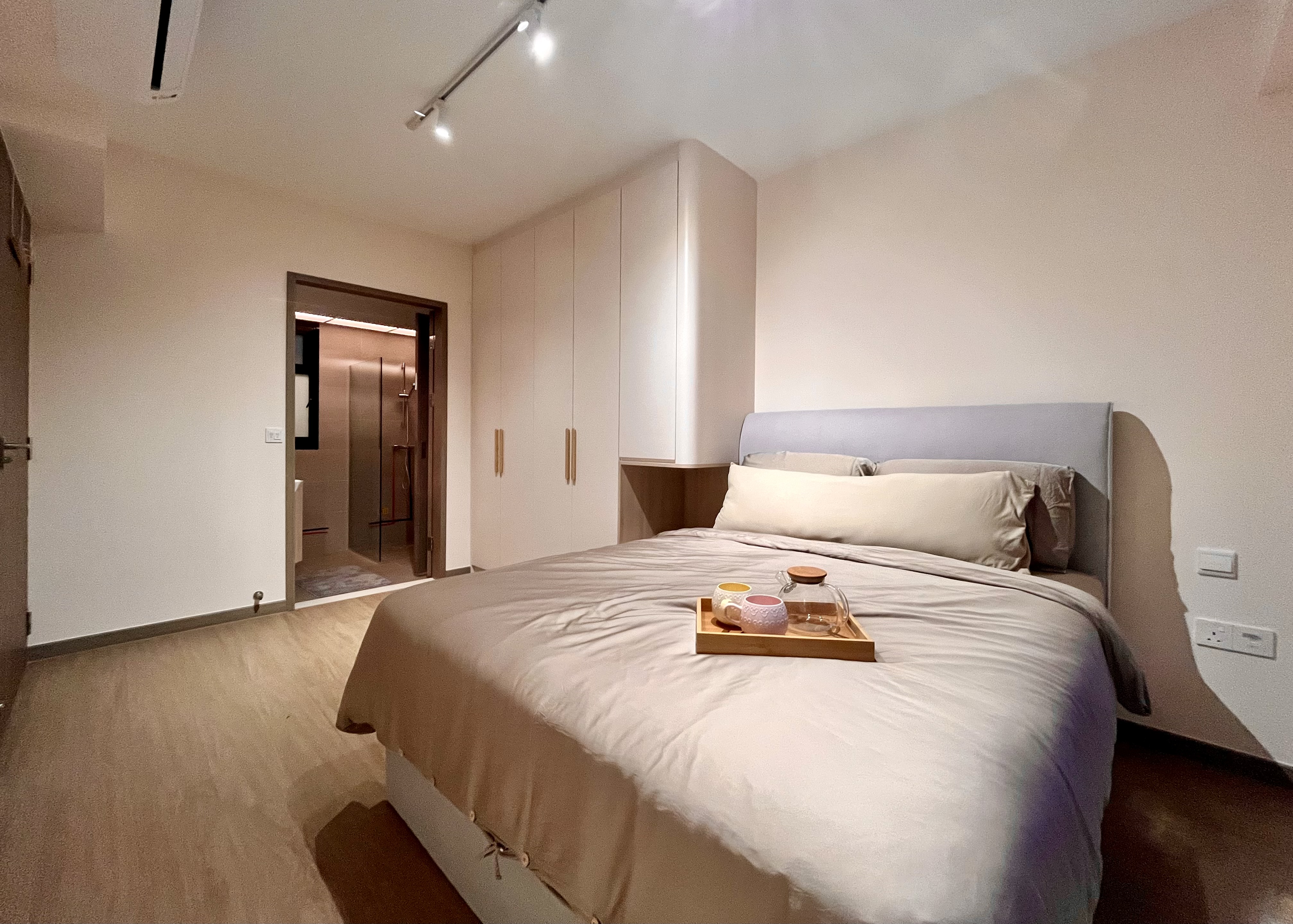 Master-Bedroom:-Going-Basic-with-a-Near-Monochromatic-Look