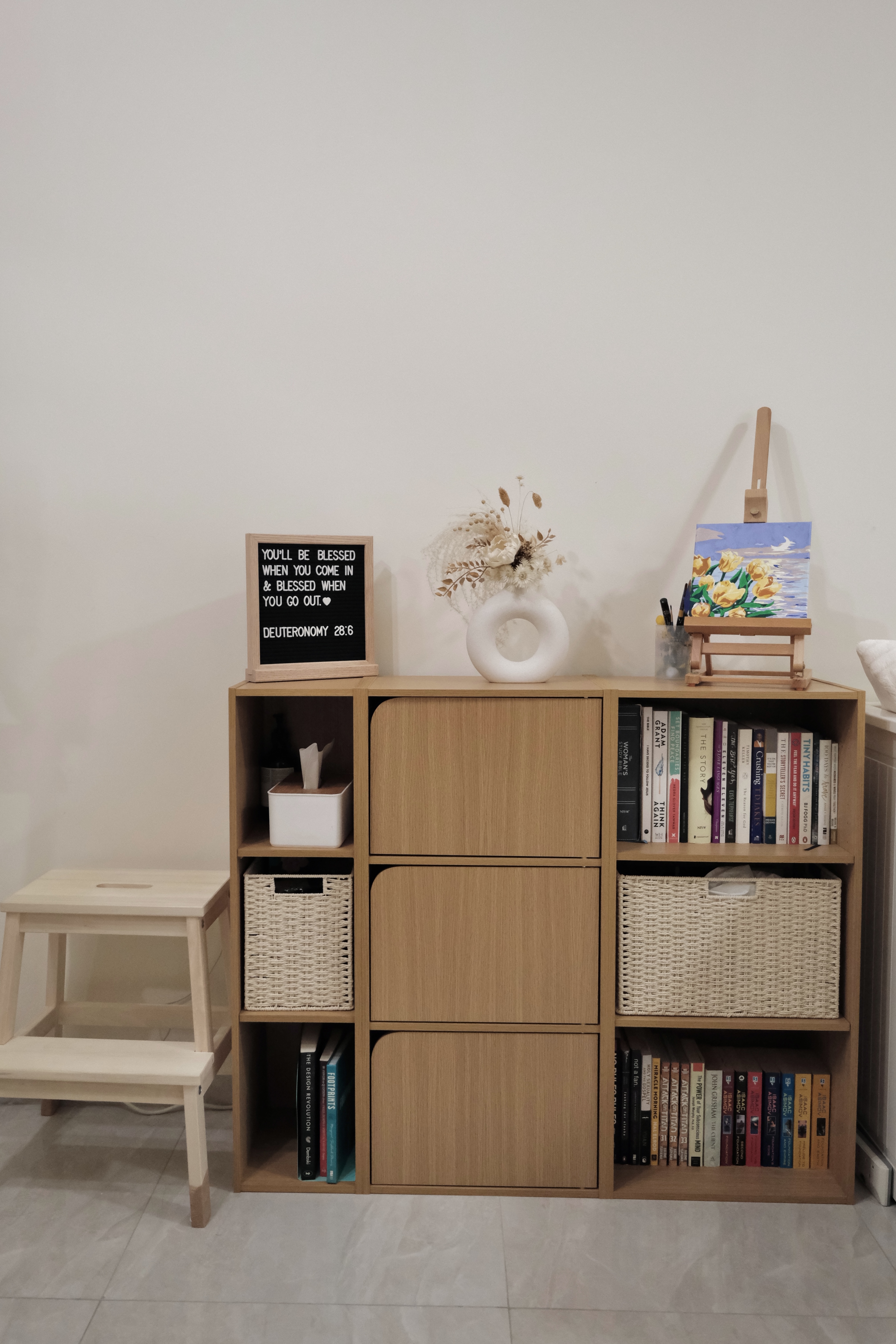 Here's why we can't leave this cosy living room! - Wooden bookshelf, books, decorative items, vase with dried flowers