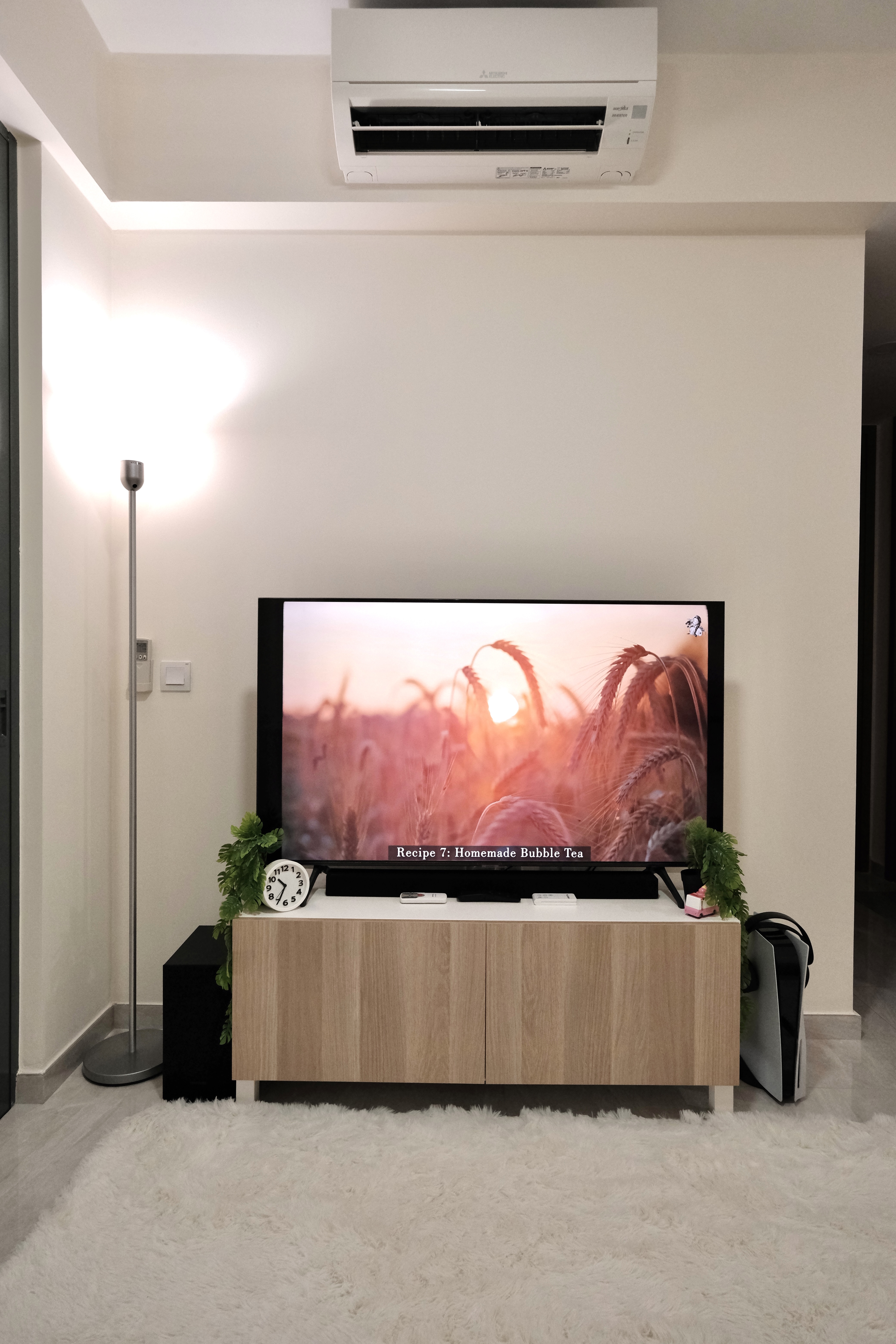 Here's why we can't leave this cosy living room! - Modern living room, minimalist decor, cozy atmosphere, soft lighting