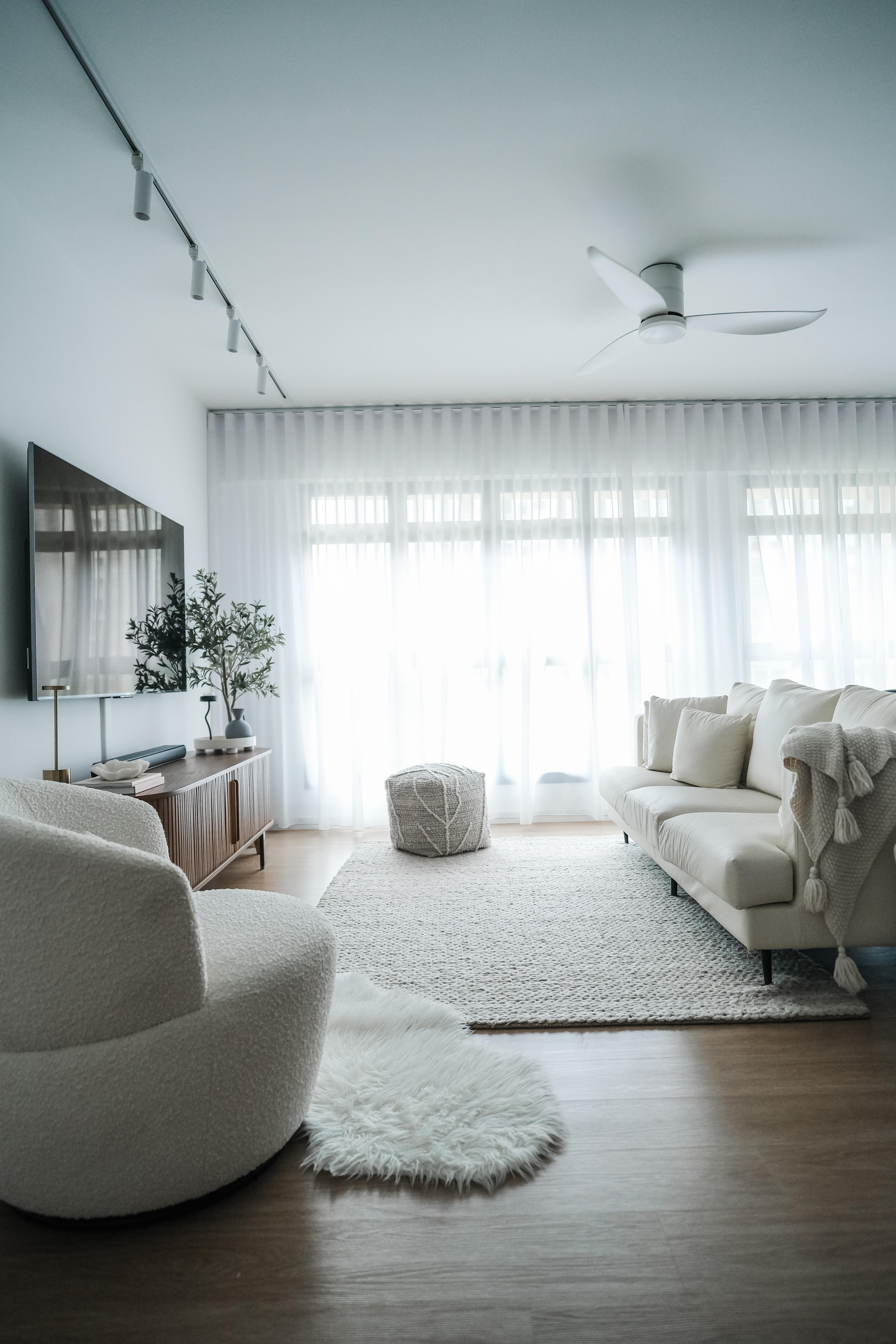 Comfort in Style: How $3.5k Loose Furniture Elevates CozyLiving Room - Modern minimalist living room, cozy seating area