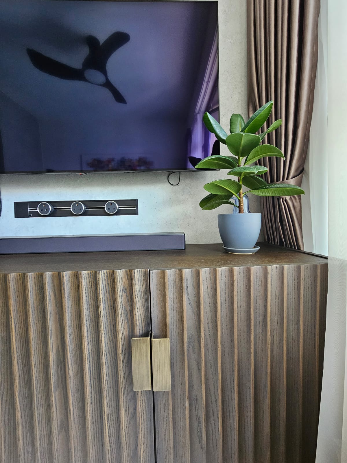 Fluted-Texture-in-a-Bright-Living-Space