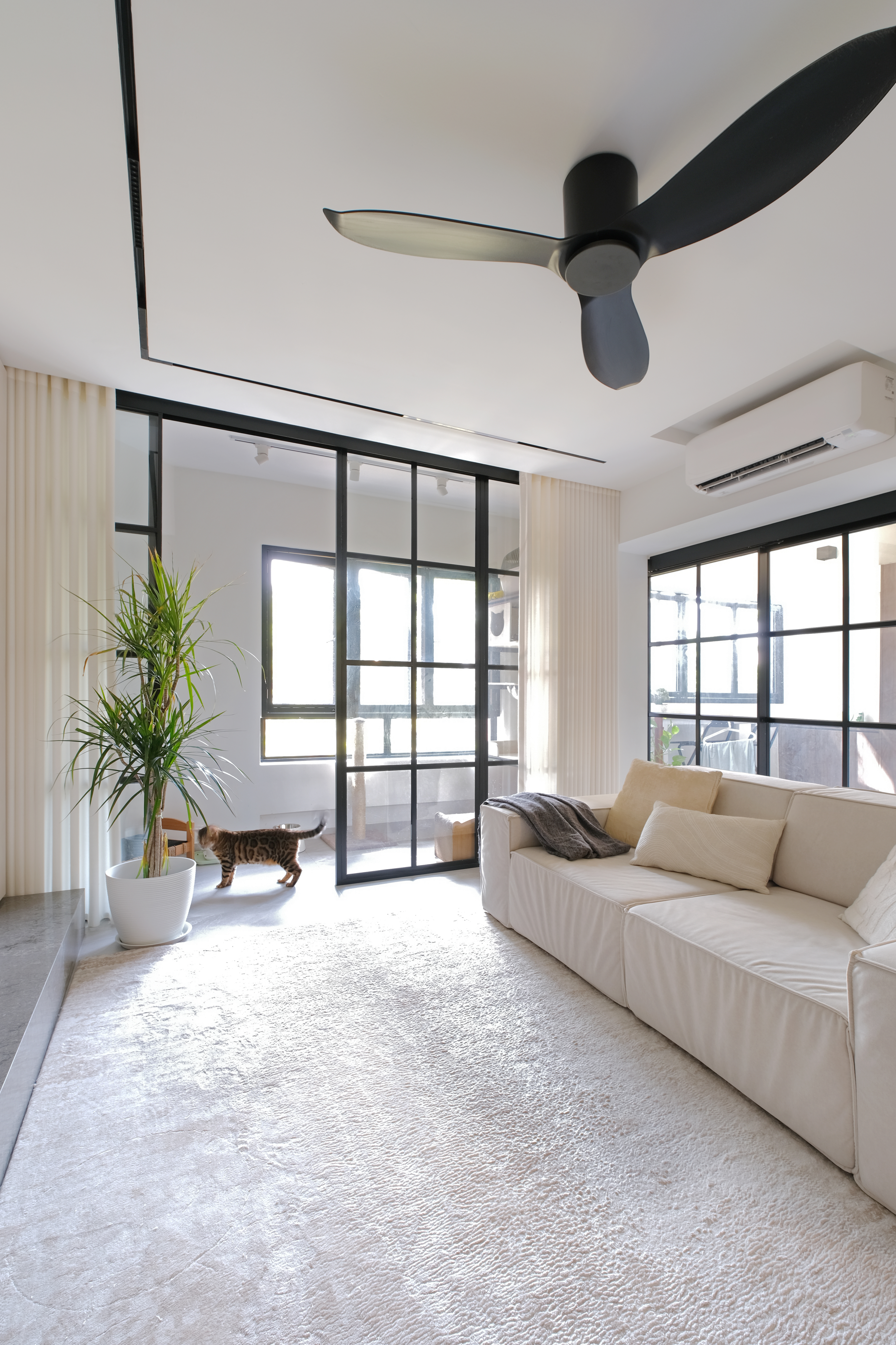 Sophisticated-Simplicity:-A-Seamless-Living-Room-with-All-Built-In