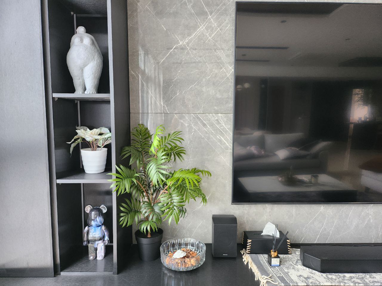 Home Decor Showcase: Green & Modern - modern living room, minimalist decor, contemporary style, sleek furniture, black and