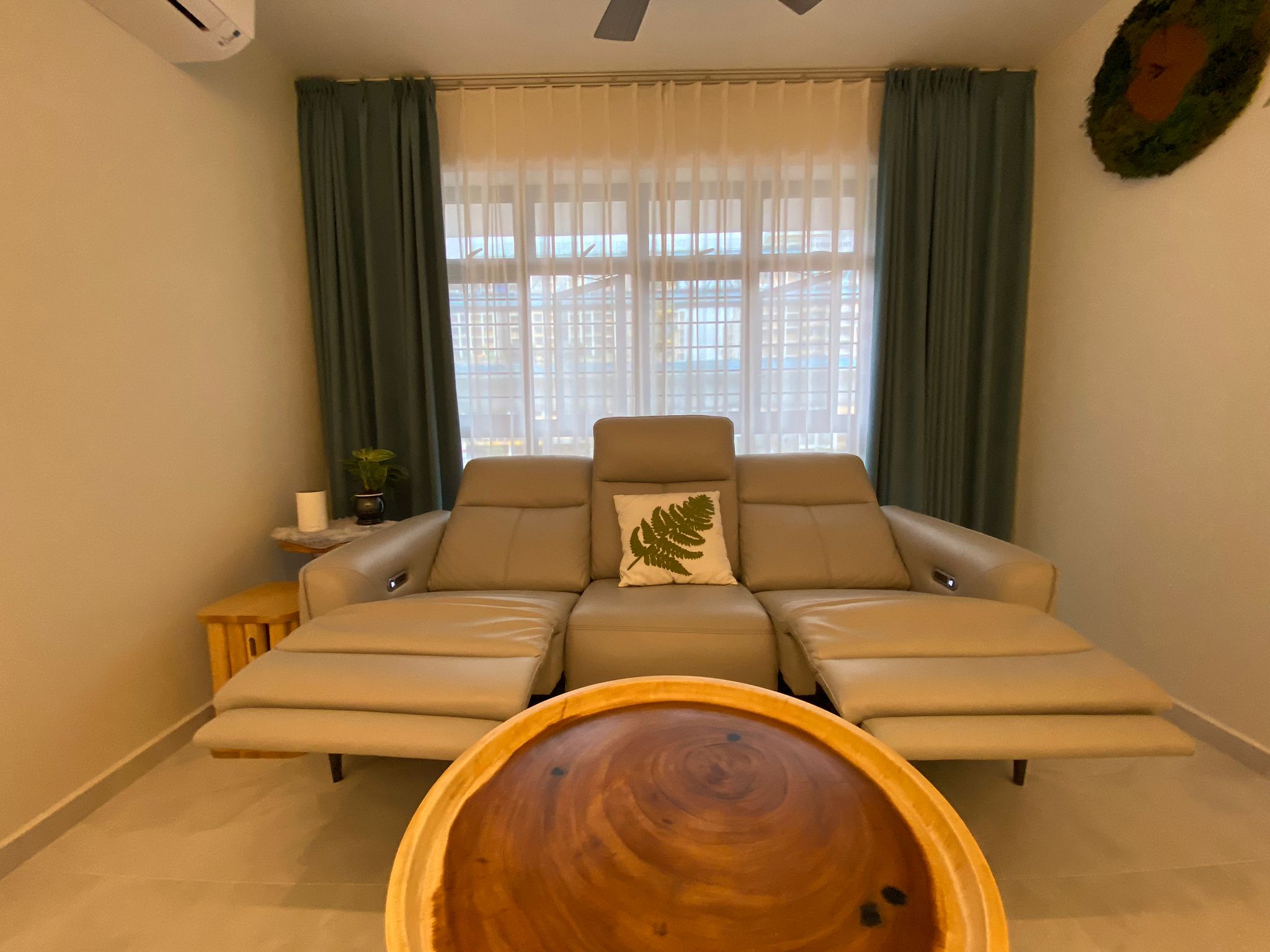 Zero-built-in-cozy-living-room-with-Greeneries