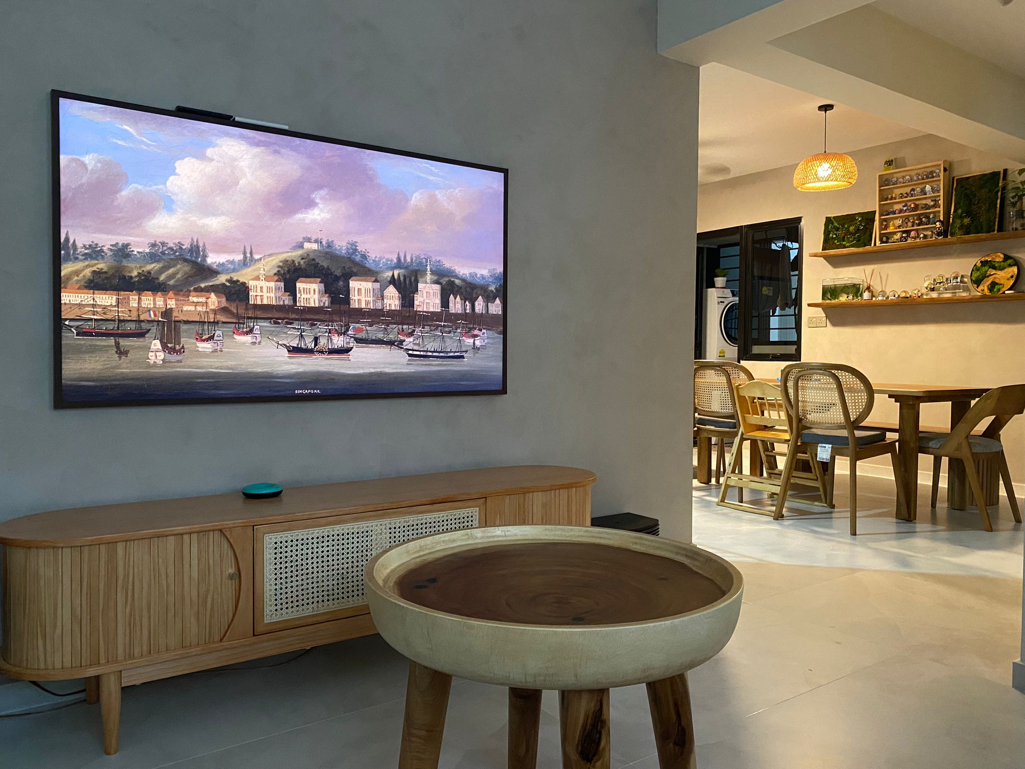 Zero built-in cozy living room with Greeneries - Modern living room with large flat-screen TV displaying a scenic harbor