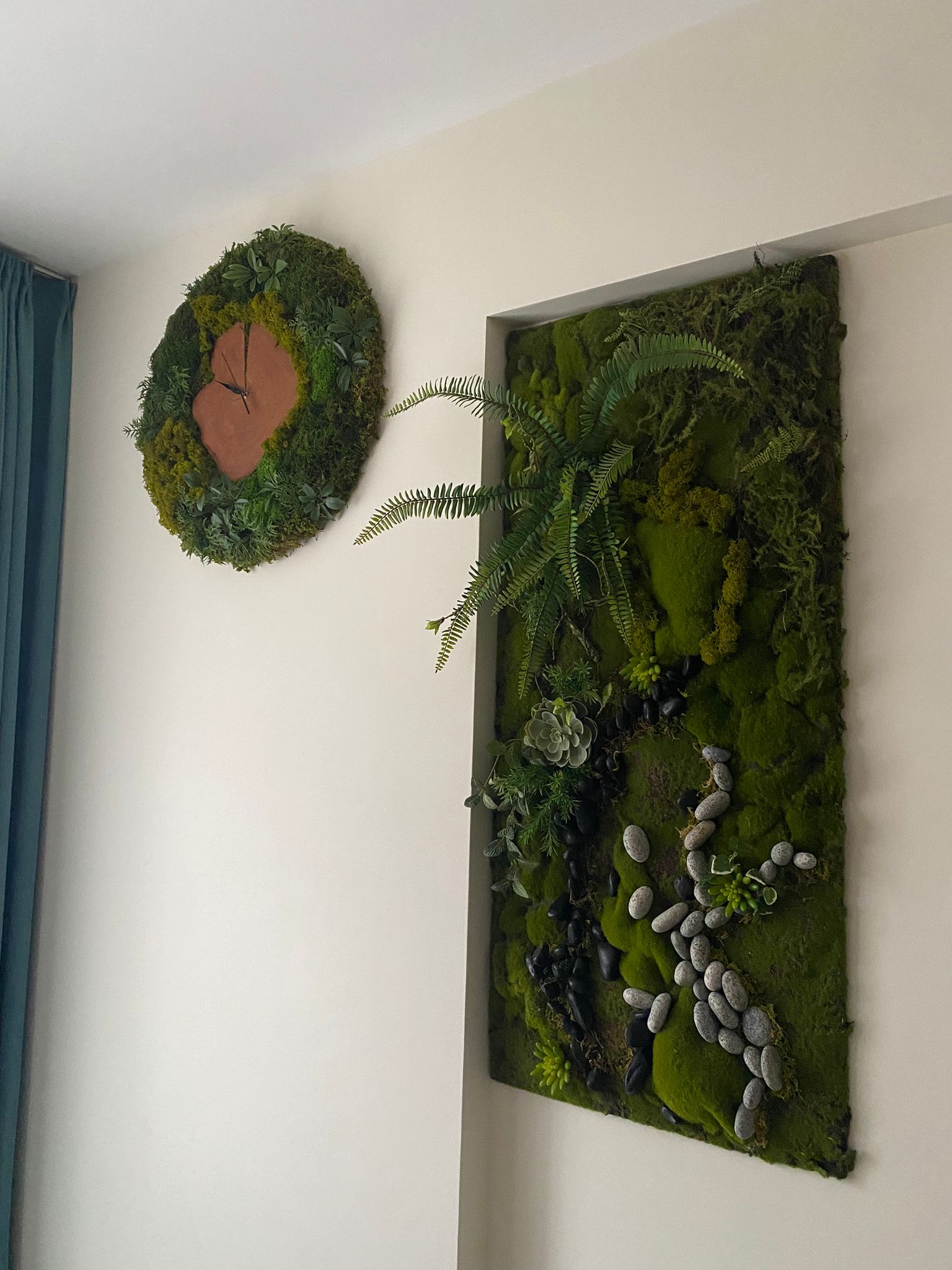 Zero built-in cozy living room with Greeneries - Mossy wall art, greenery and plants, indoor decoration, nature-inspired