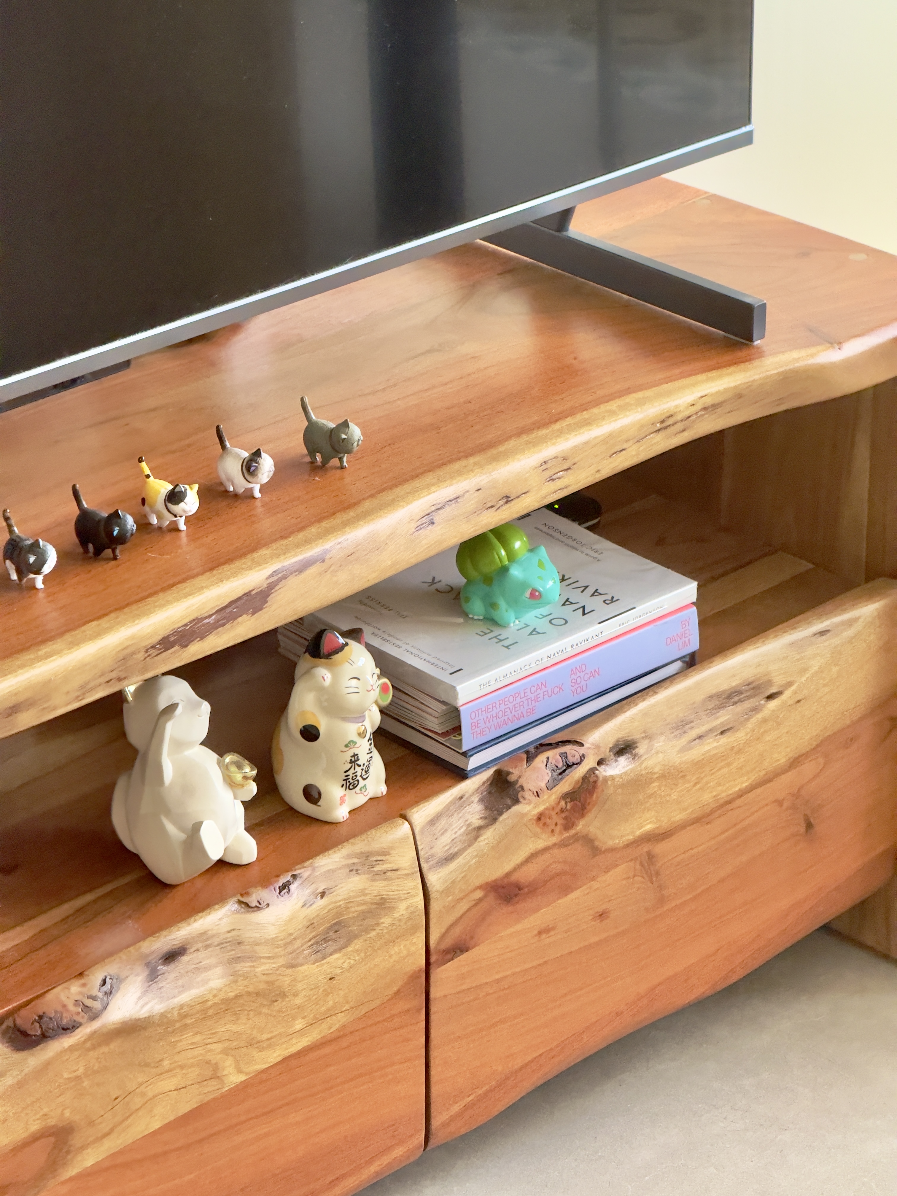 Blending secondhand and contemporary pieces in our Living Room - Cute cat figurines, wooden TV stand, small black cat, white
