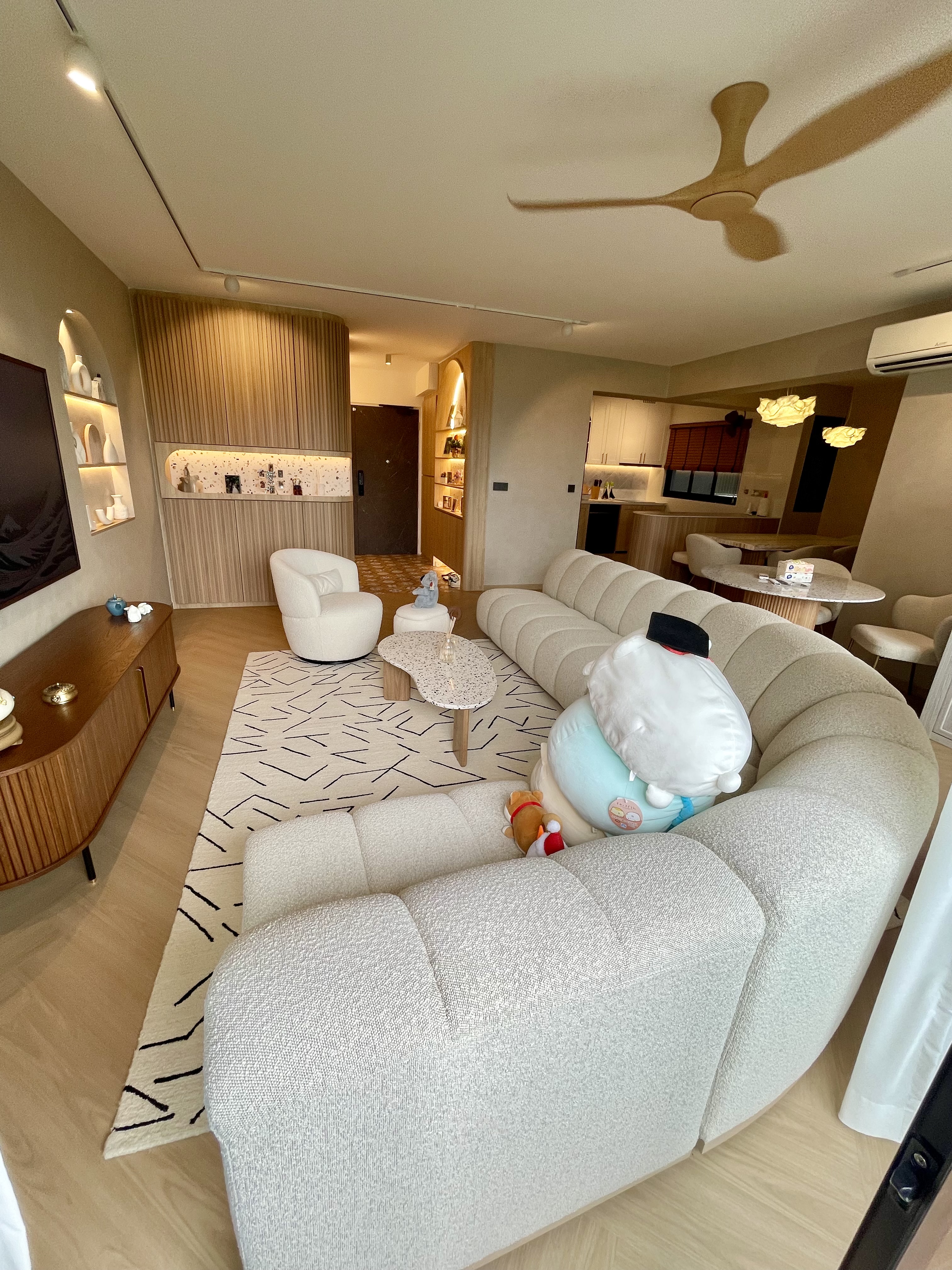 Our-Japandi-Lounge:-A-Blend-Of-Limewash-Walls-And-Curved-Fluted-Panels