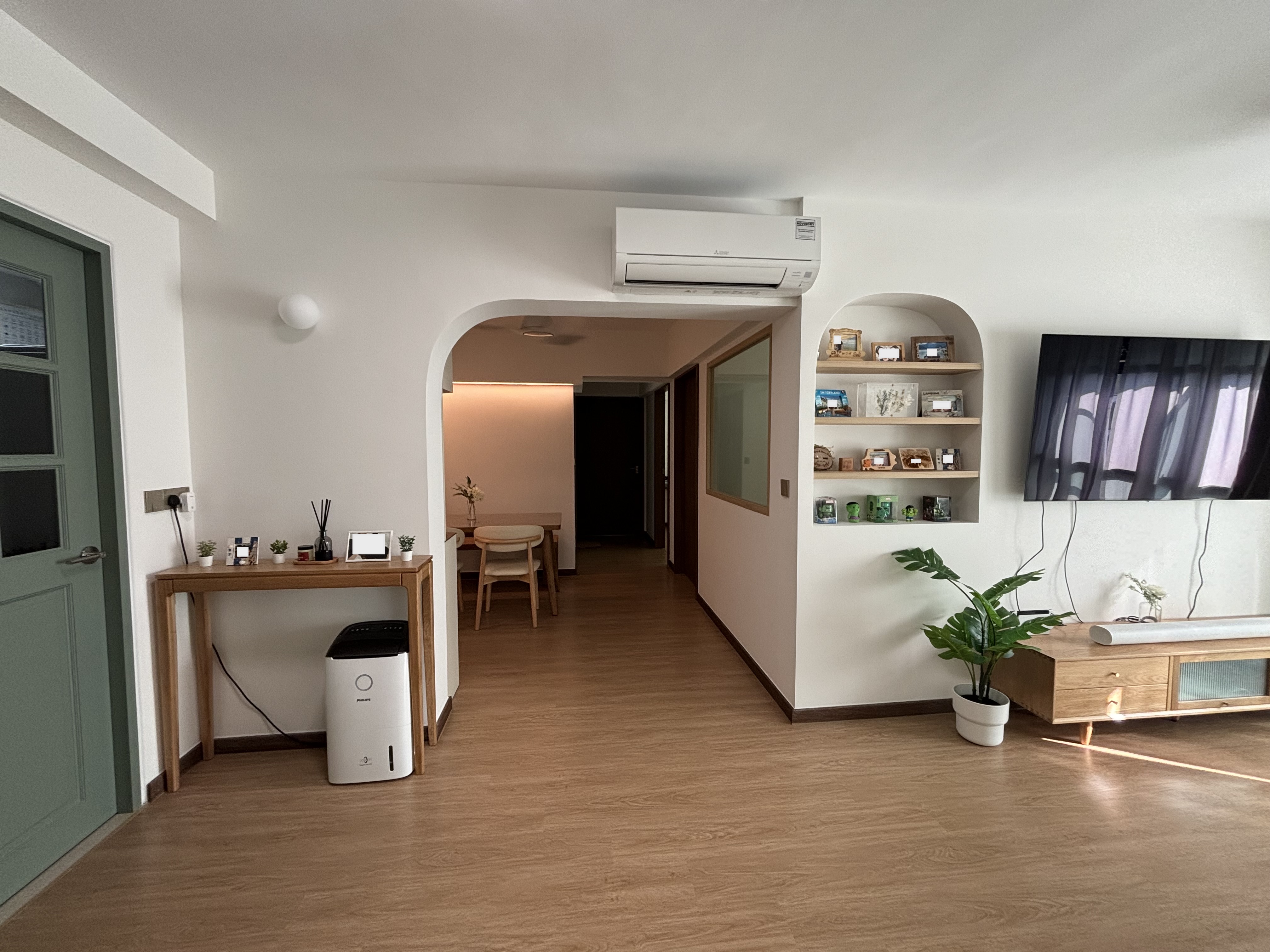 Spacious-Entryway-with-a-blend-of-Coastal-Farmhouse