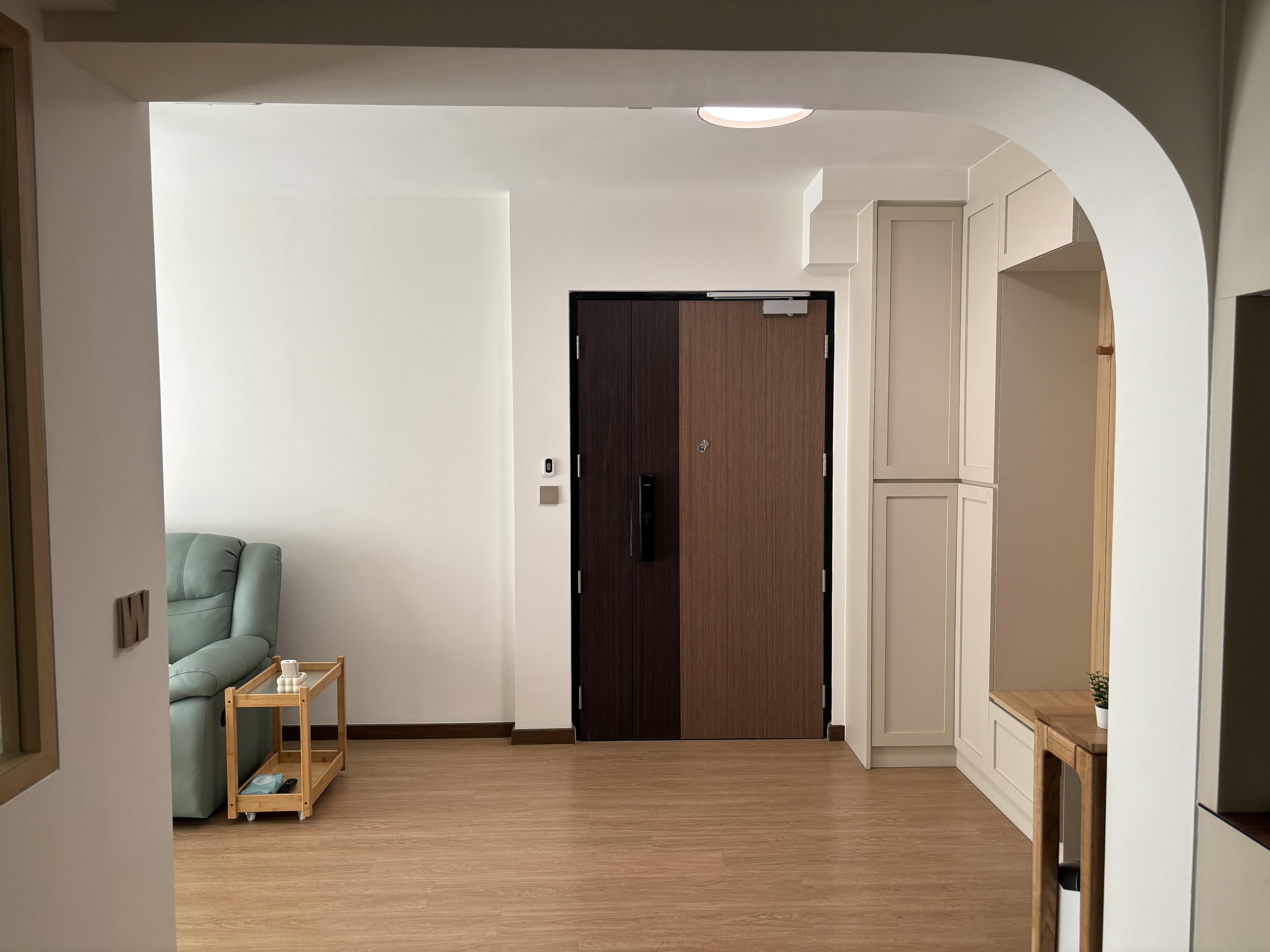 Spacious-Entryway-with-a-blend-of-Coastal-Farmhouse