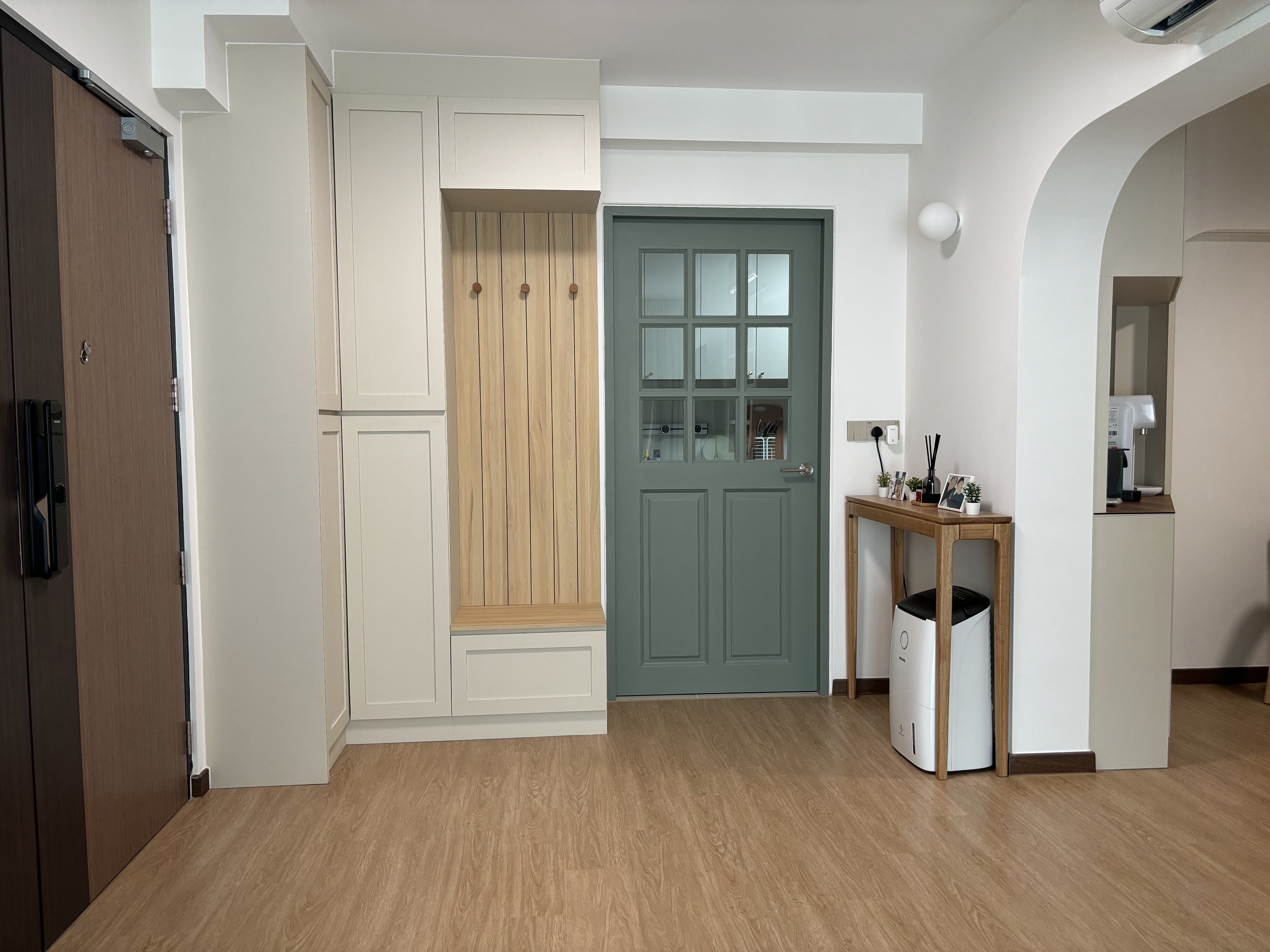 Spacious-Entryway-with-a-blend-of-Coastal-Farmhouse