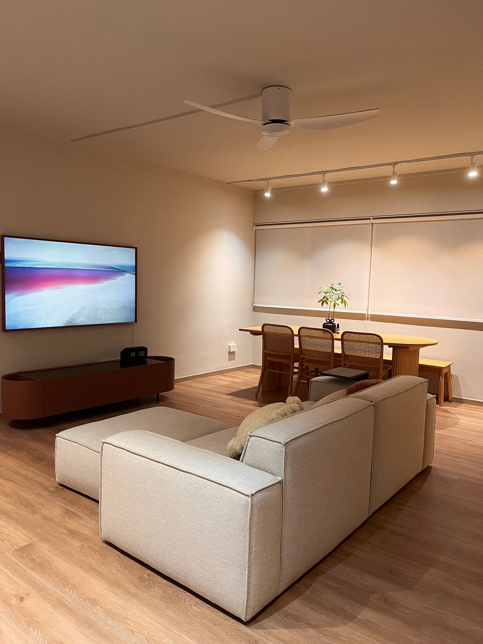 Lighting Tips: Creating Warmth and Style with Lighting - Modern living room, minimalist design, contemporary decor, cozy