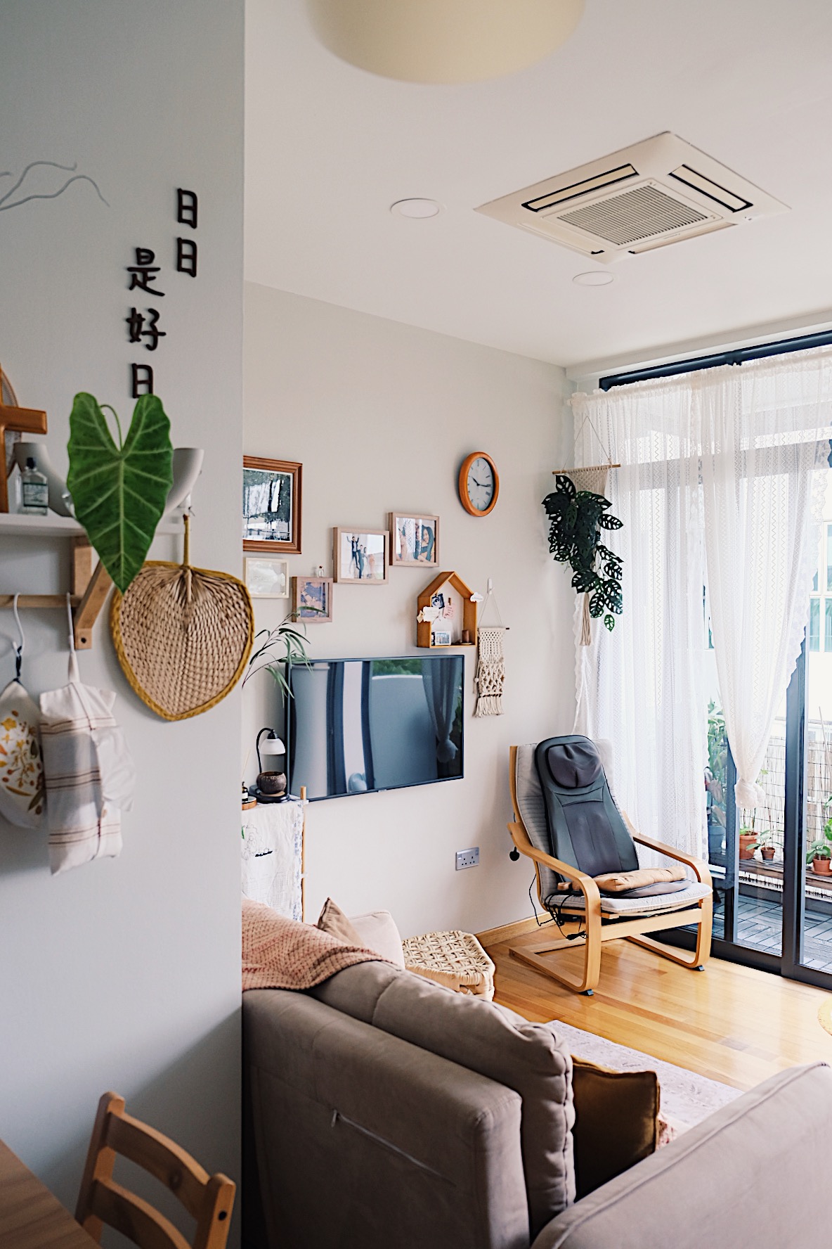 Styling gallery walls filled with memories in our Living Room (+TIPS) - Living room, cozy room, modern decor, natural light