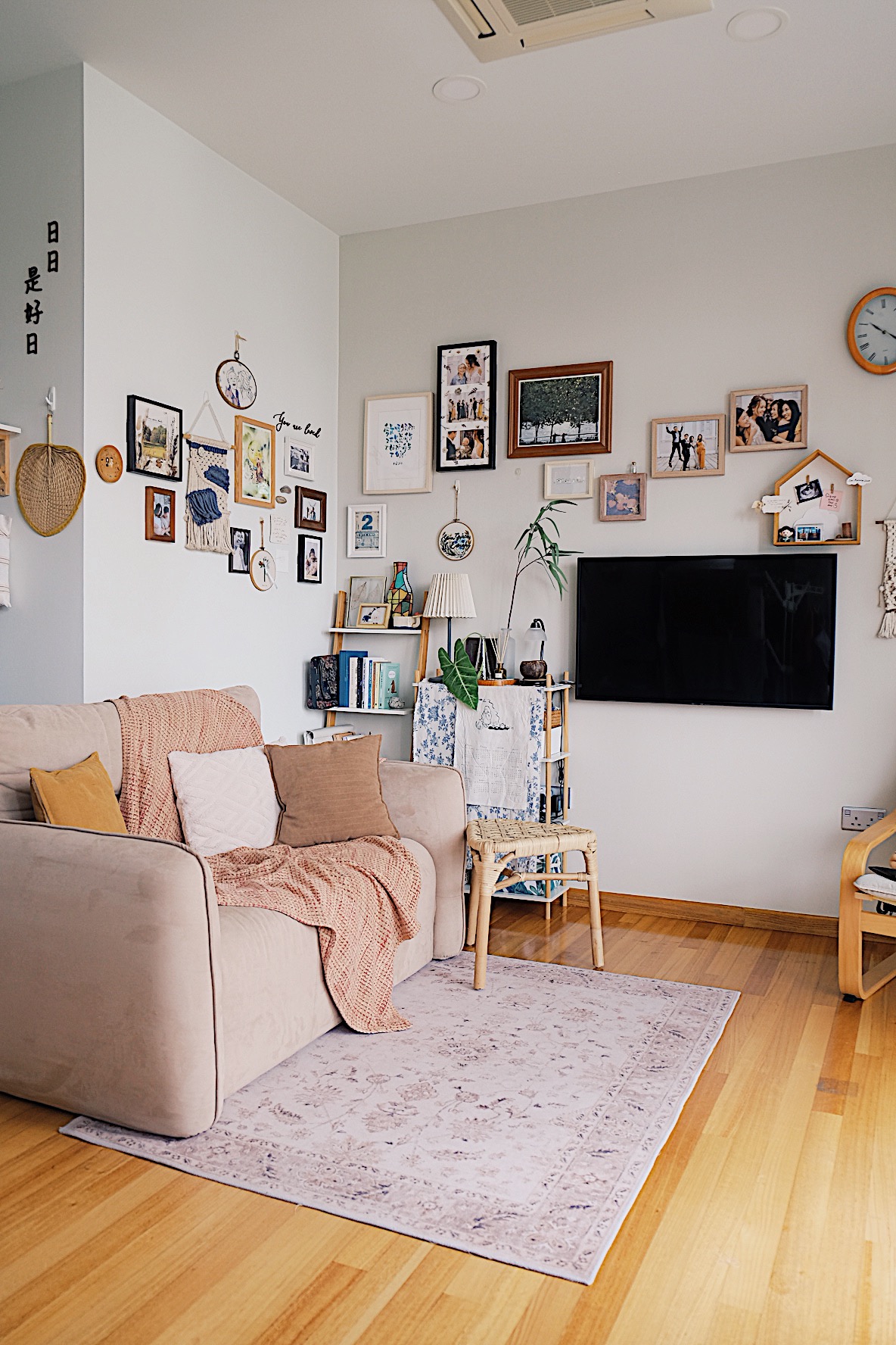 Styling-gallery-walls-filled-with-memories-in-our-Living-Room-(+TIPS)
