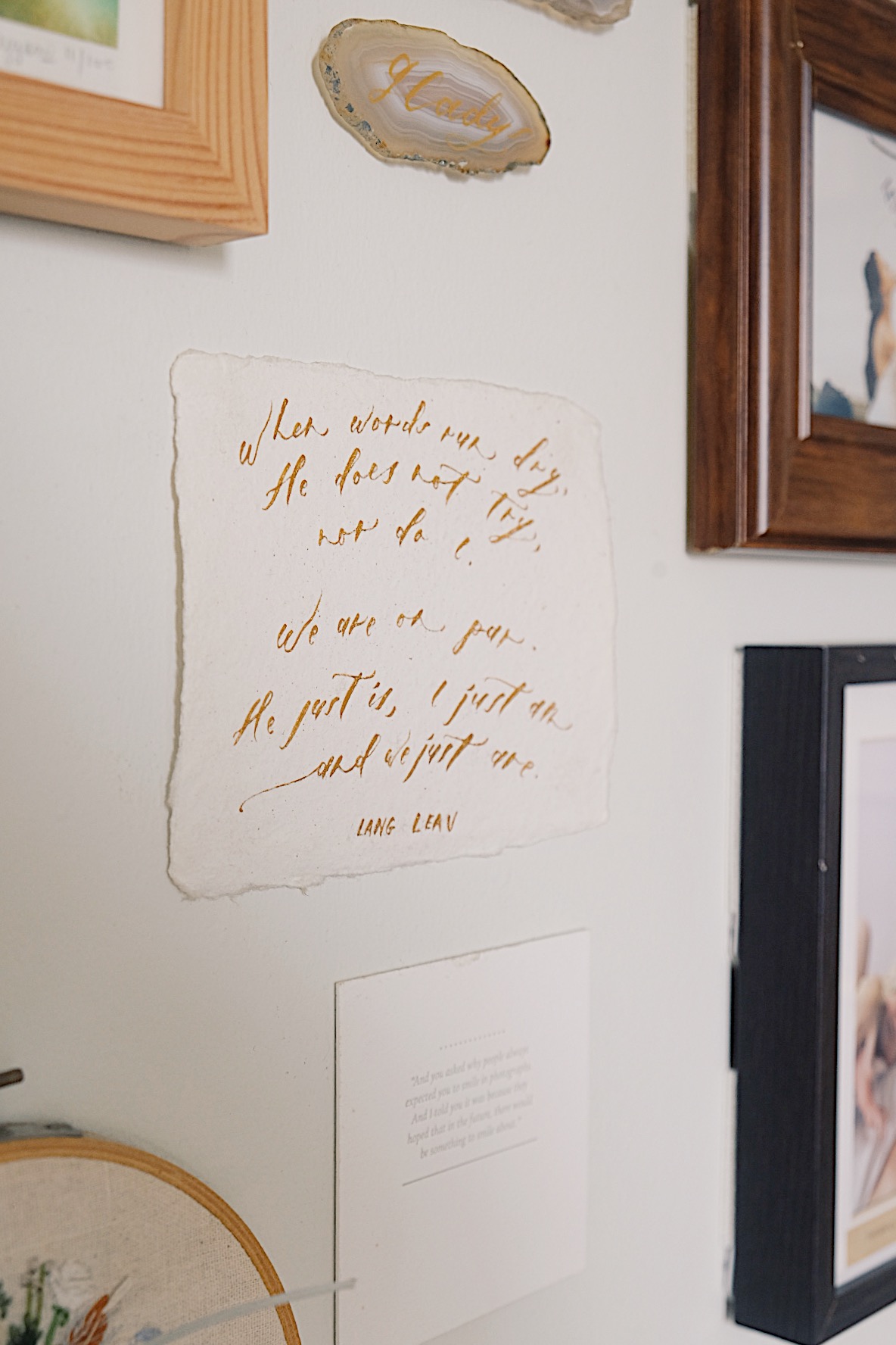 Styling gallery walls filled with memories in our Living Room (+TIPS) - Handwritten quote, gold script, wall art, elegant