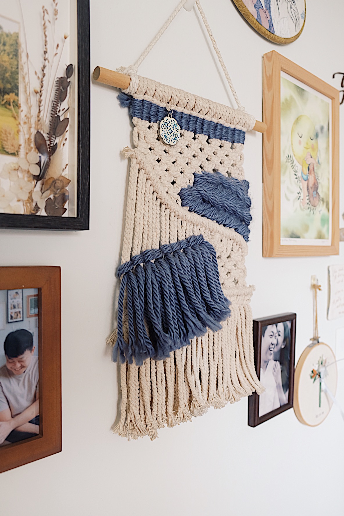 Styling gallery walls filled with memories in our Living Room (+TIPS) - Mosaic wall hanging, rustic charm, woven texture