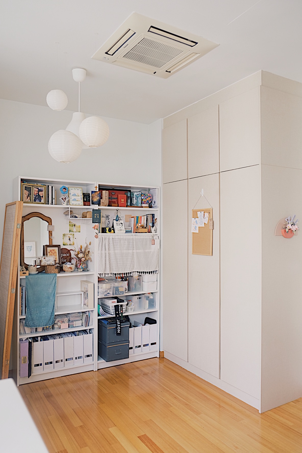Styling gallery walls filled with memories in our Living Room (+TIPS) - Organized study space, white bookshelf, hanging