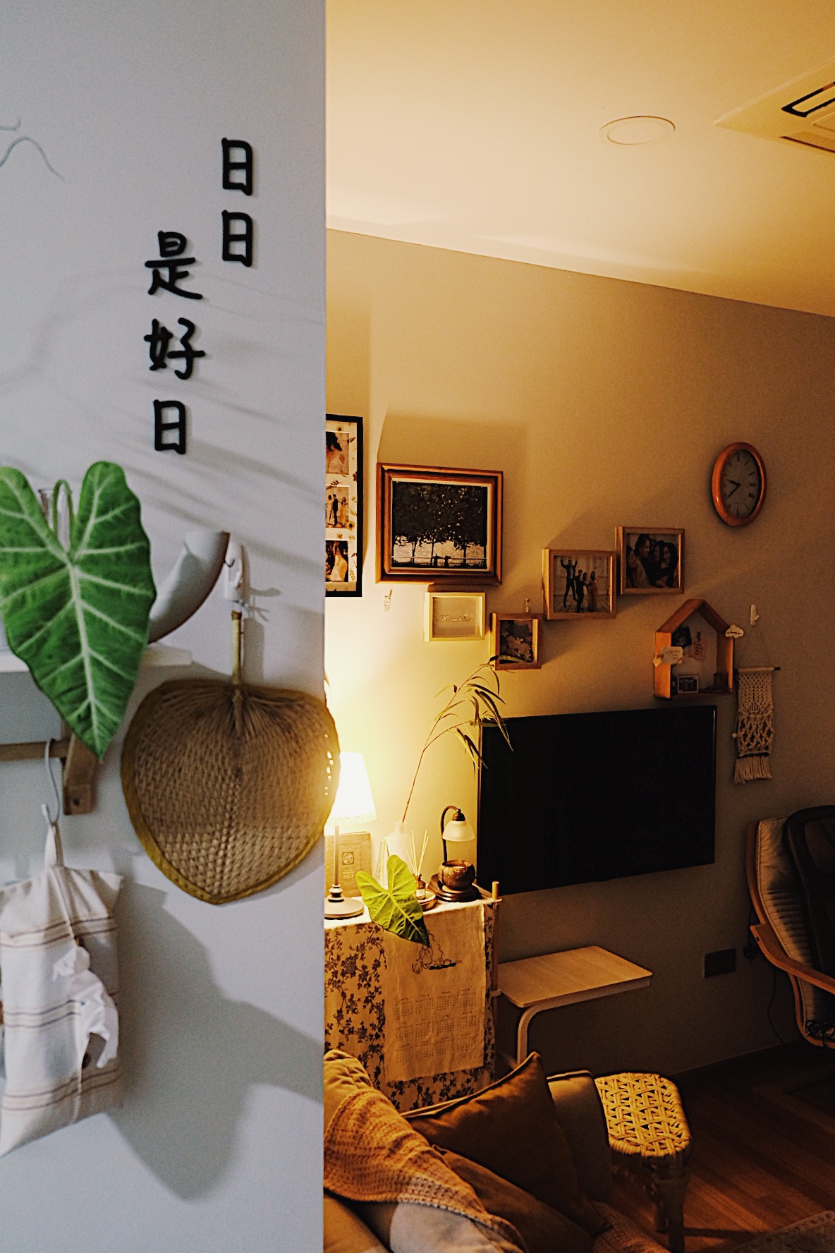 Styling gallery walls filled with memories in our Living Room (+TIPS) - Warm and inviting living room with cozy ambiance