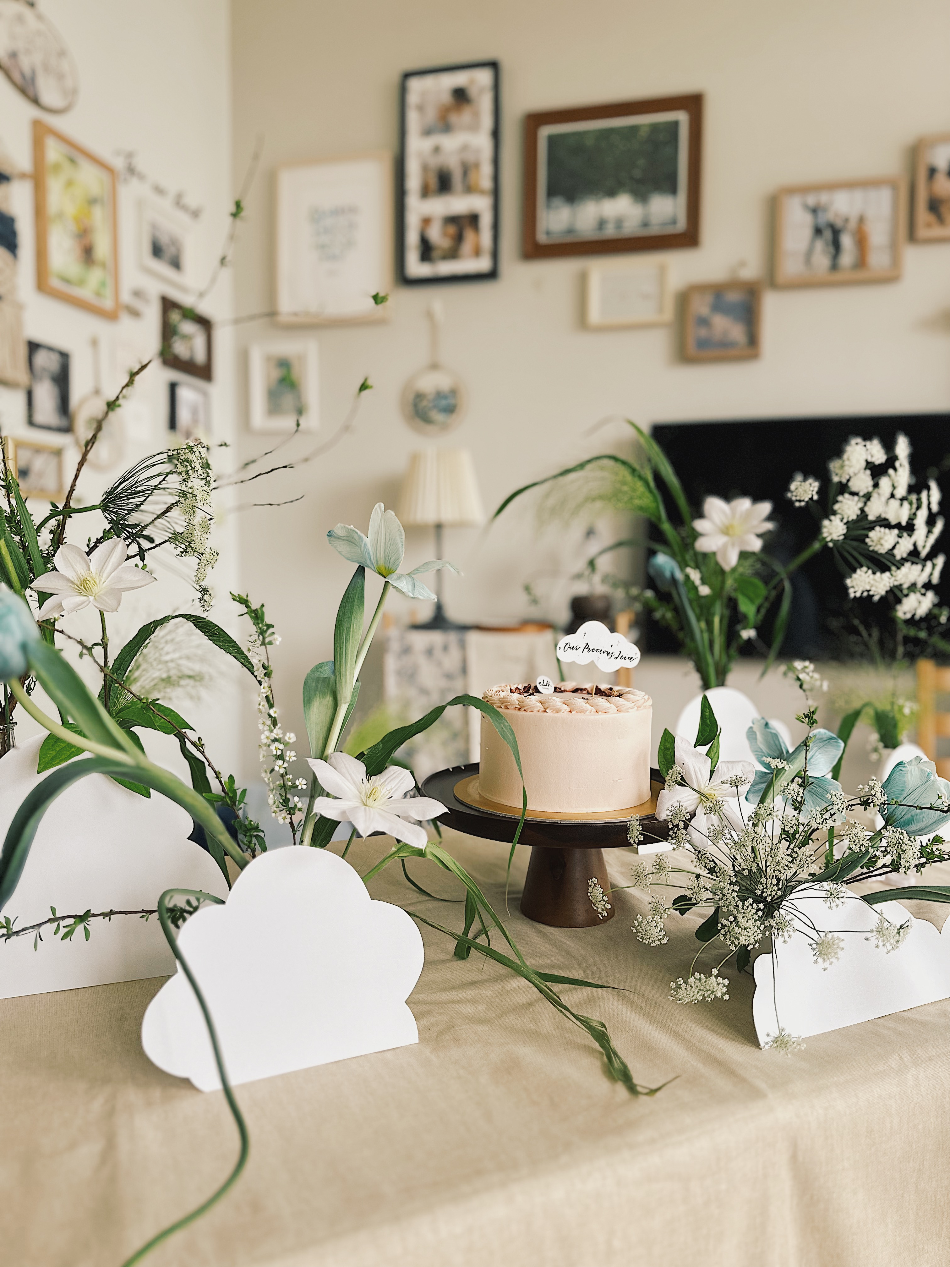 Styling gallery walls filled with memories in our Living Room (+TIPS) - White floral arrangement, elegant table setting