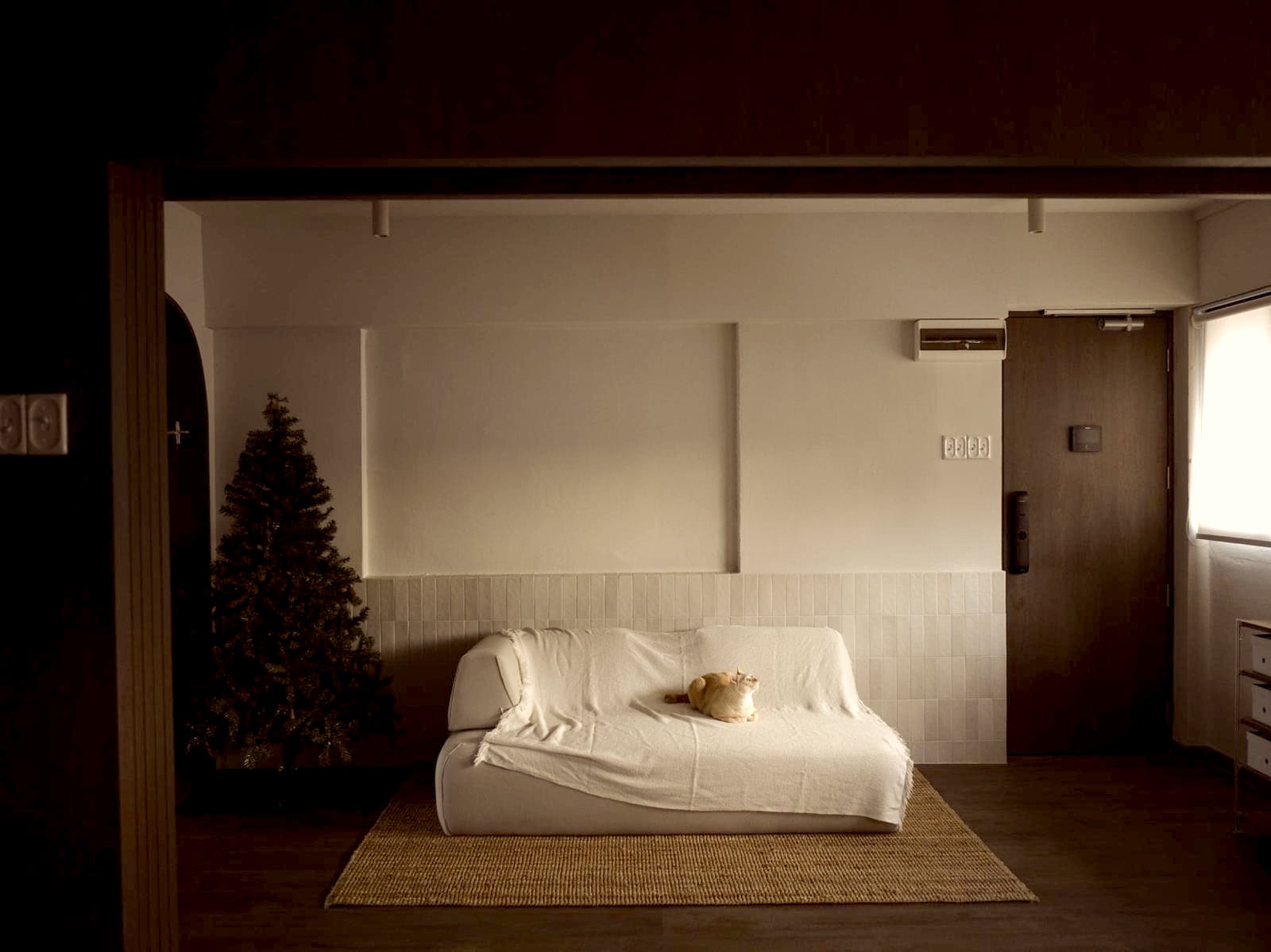 The Body: Ultimate Cosy Living Room with a Half Feature Wall?! - Modern minimalist living room, cozy sofa, white comforter