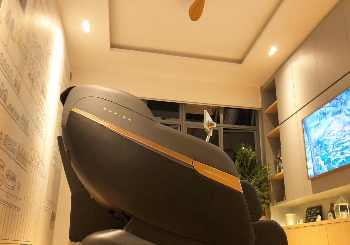 Favourite Spots for the Weekend Homies - Emotionally comfortable chair, modern design, sleek black upholstery, ergonomic