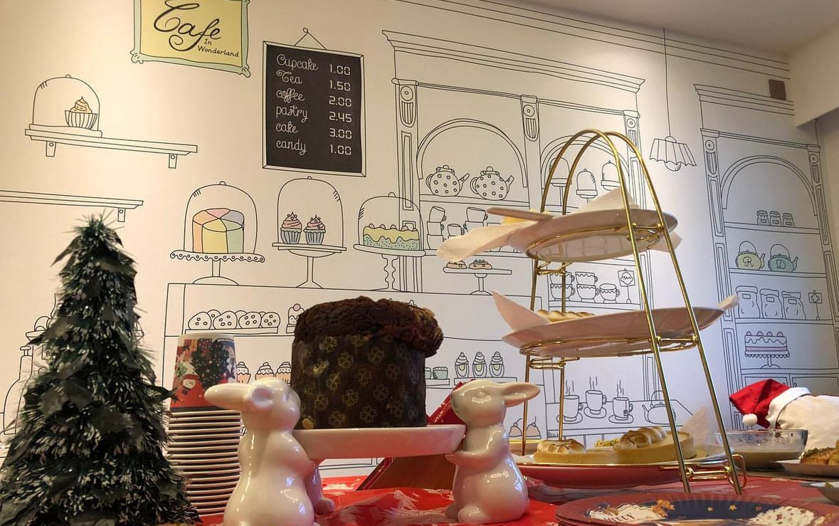 Favourite Spots for the Weekend Homies - Café in Wonderland, festive decorations, Christmas tree, gingerbread cake, pastries
