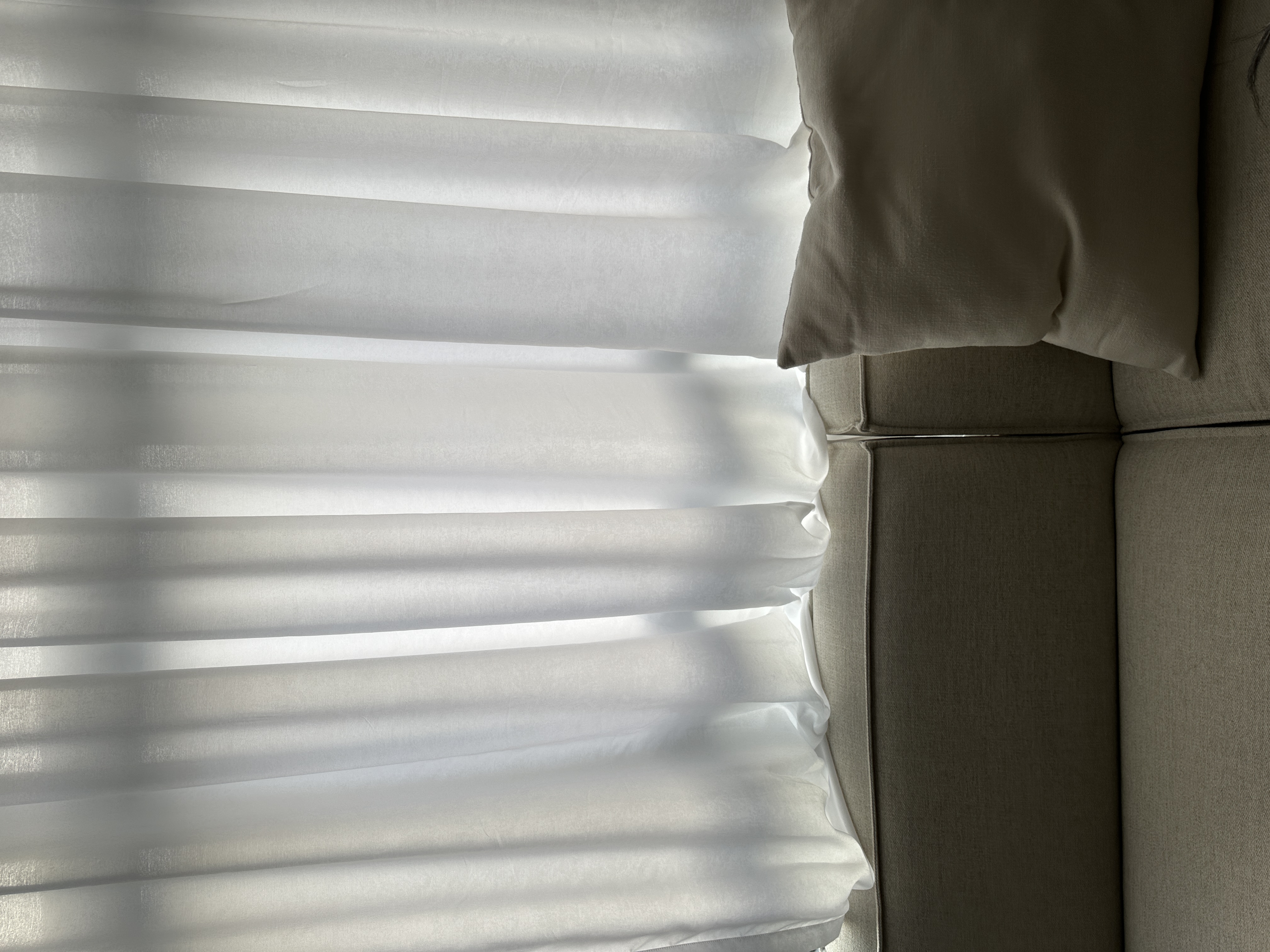 Our oakwood hideaway - unique living room and an open kitchen! - White blinds, soft lighting, light gray sofa, beige