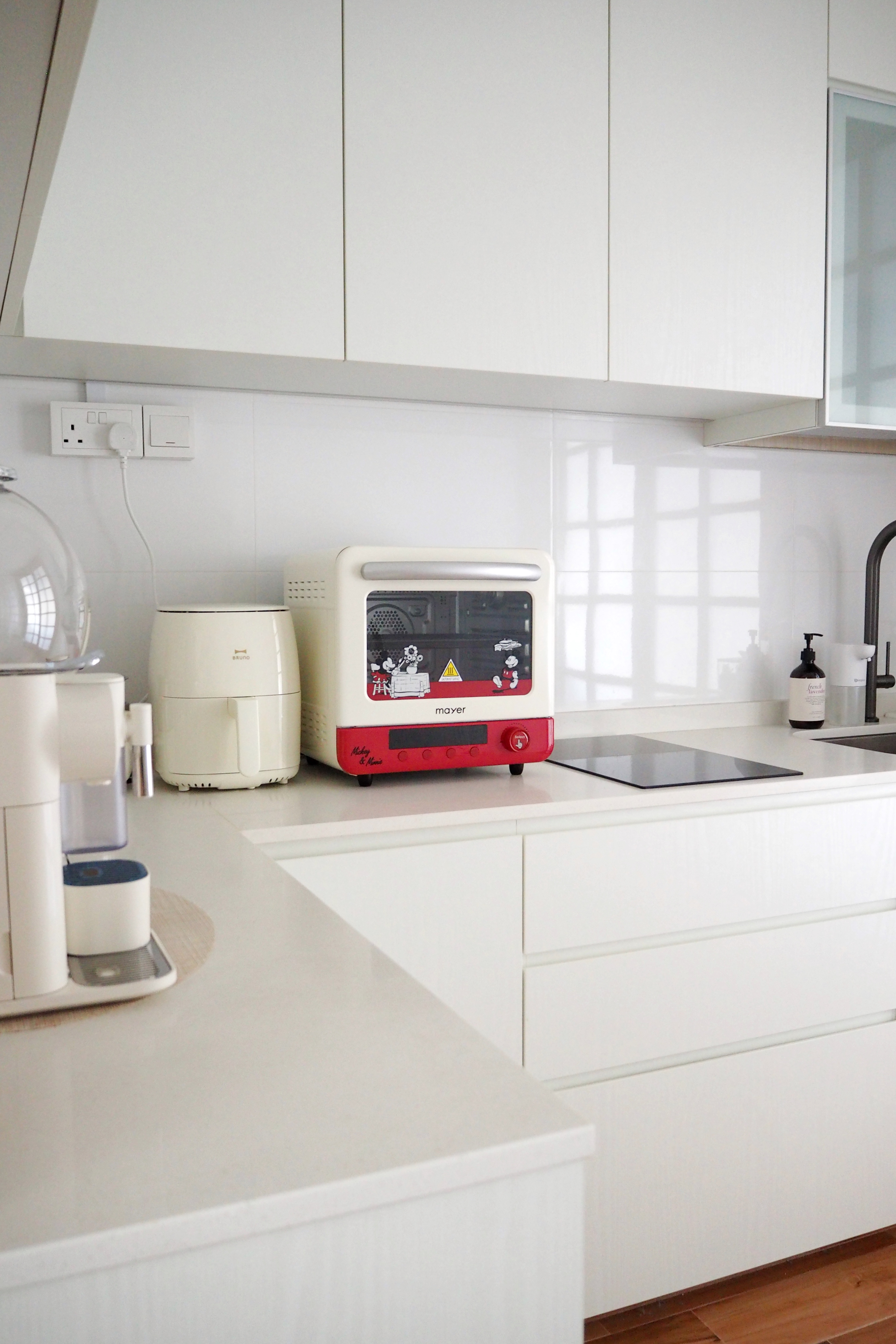 Effortless cooking: Our favourite appliances for quick and easy meals - White kitchen countertop, modern appliances, coffee