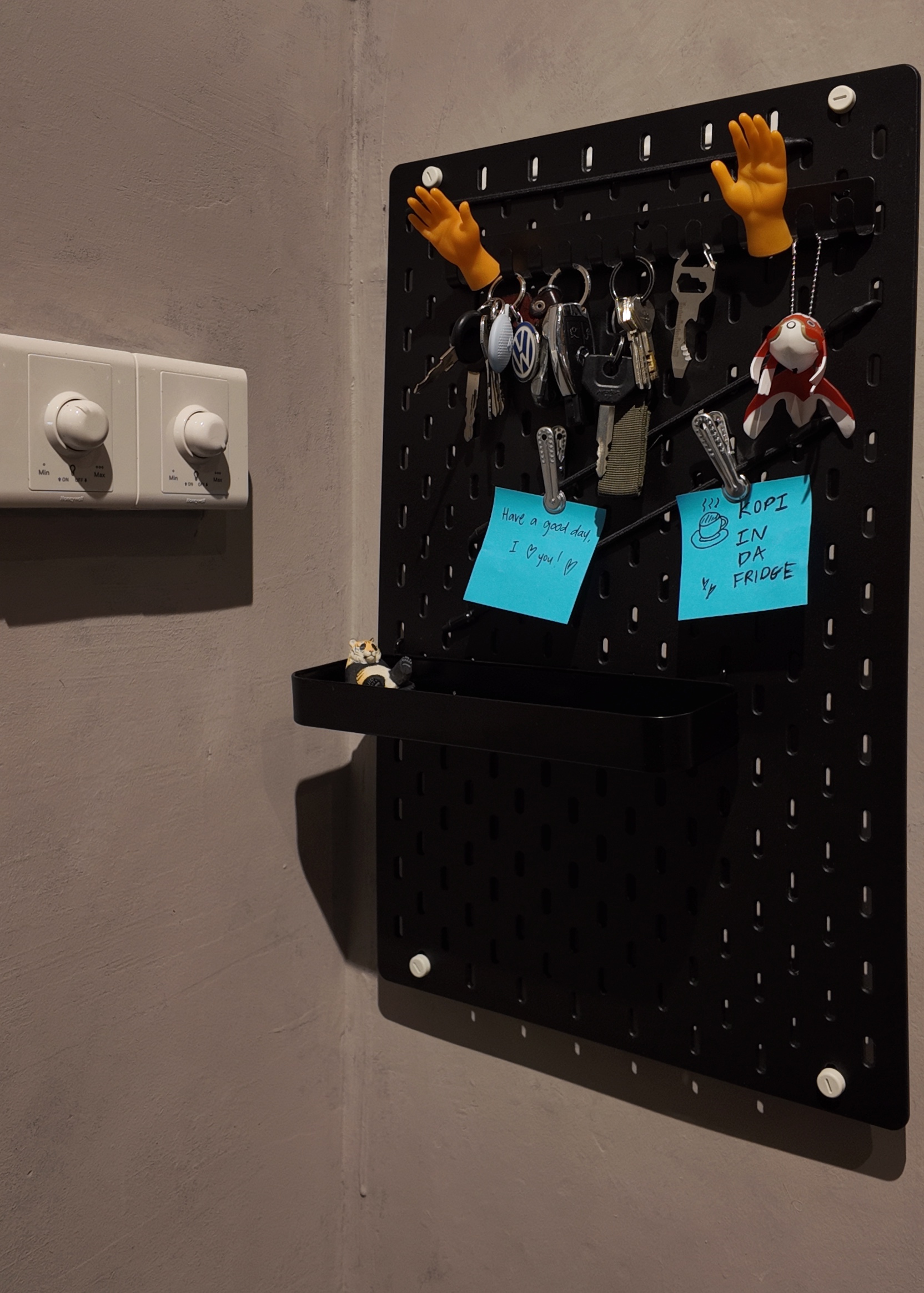 Enter this way folks! - Key-phrases:, , Wall-mounted key organizer, Organization with key holders, Key collection display