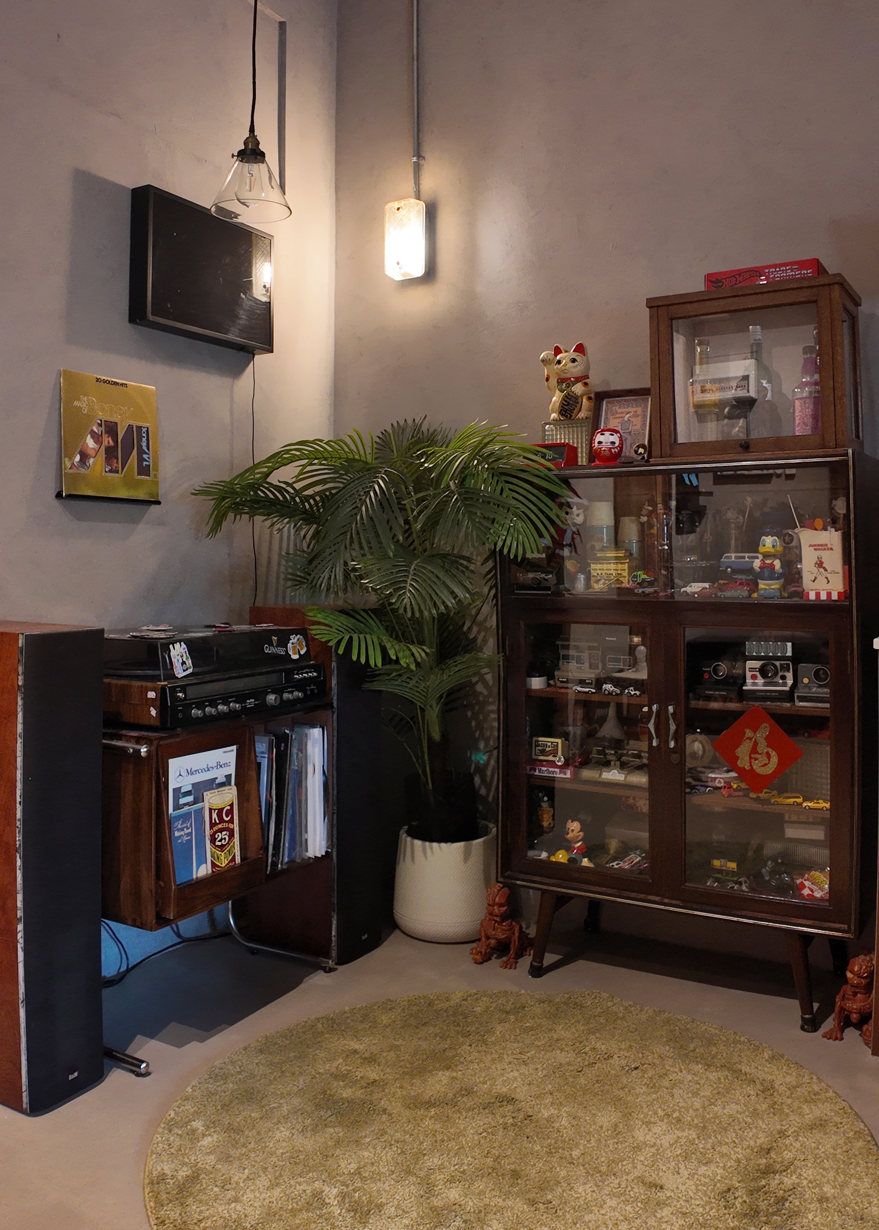 Enter-this-way-folks!