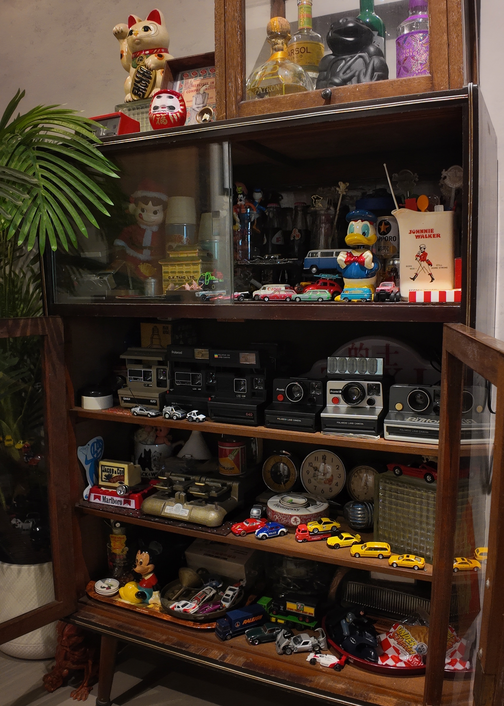 Enter-this-way-folks!